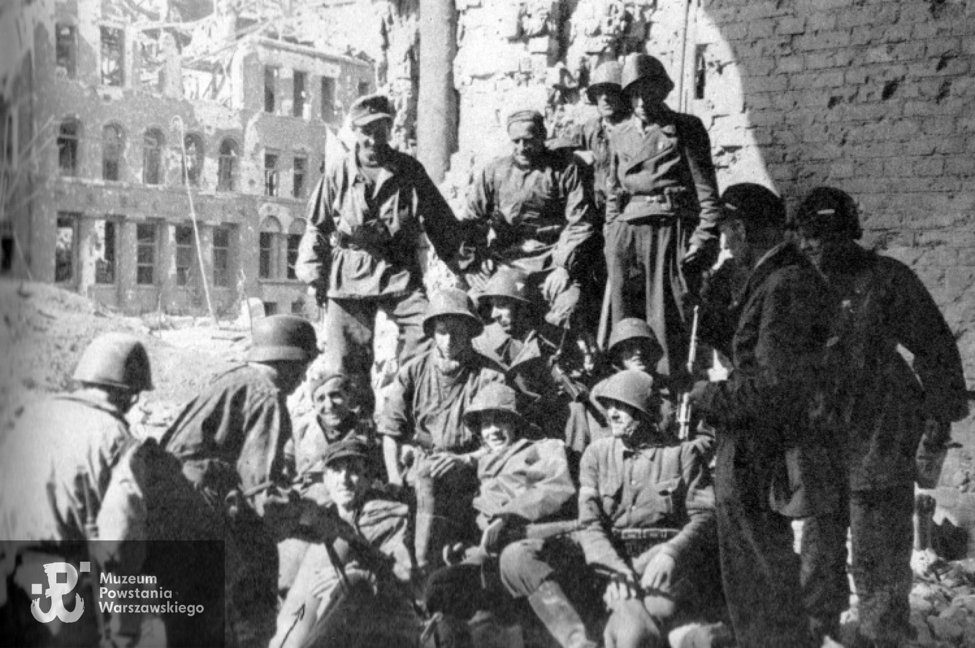 Obrońcy budynku Poczty Głównej na Pl. Napoleona. Zbigniew Czerwiński  siedzi najprawdopodobniej na dole, w czapce ( źr. - informacja  młodszego brata Zbigniewa - Kazimierza Czerwińskiego). Zdjęcie z albumu Sylwestra "Krisa" Brauna "Reportaże z Powstania Warszawskiego" KAW, Warszawa 1983 r.  w zbiorach archiwum rodzinnego Marka Czerwińskiego.