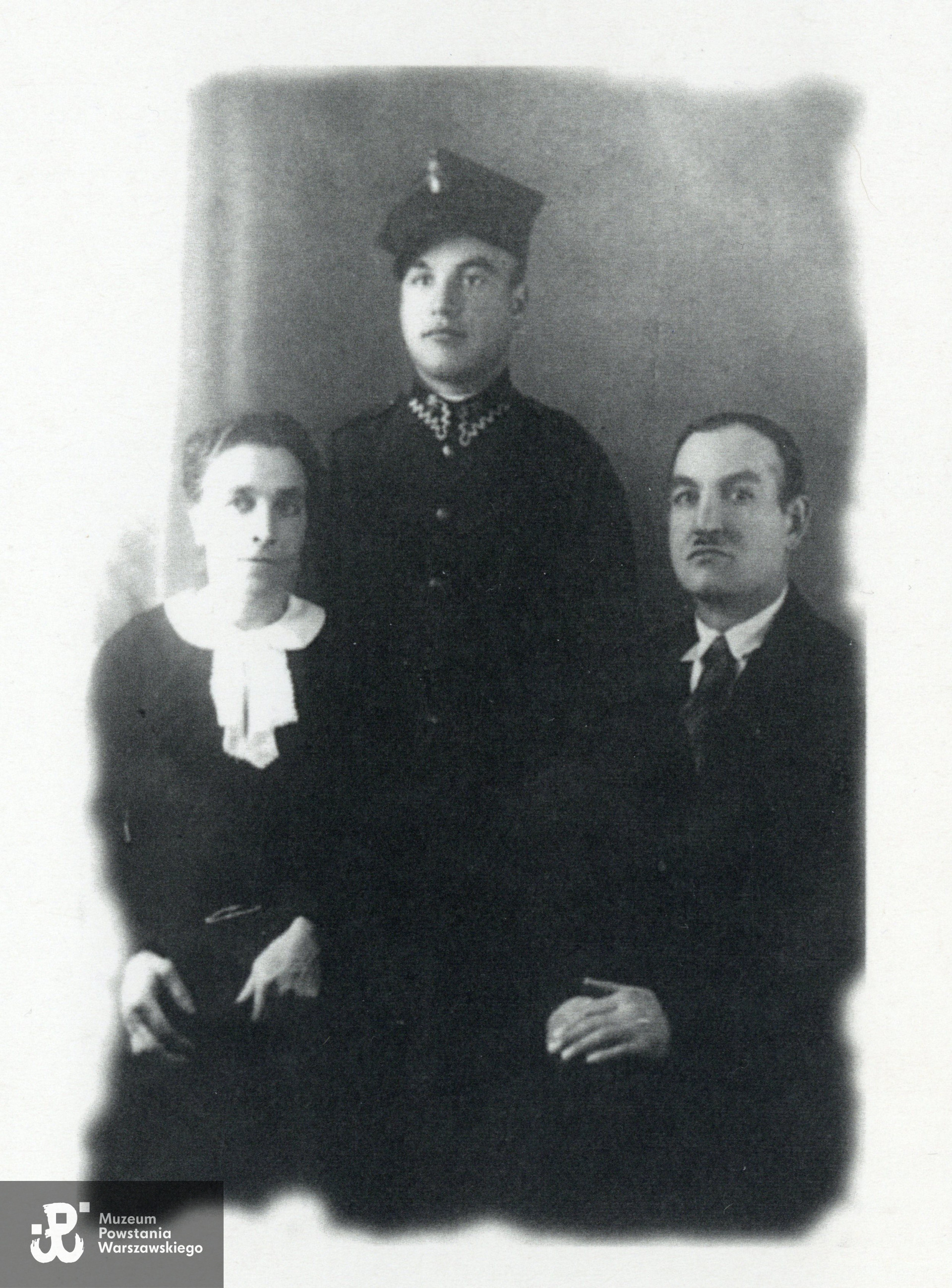 Józef z rodzicami, Stefanią i Jego ojciec <a href = https://www.1944.pl/ofiary-cywilne/roman-borkowski,3298.html>Romanem</a>  Borkowskimi. Fot. ze zbiorów rodzinnych p.   Anny Witkowskiej, córki Powstańca.