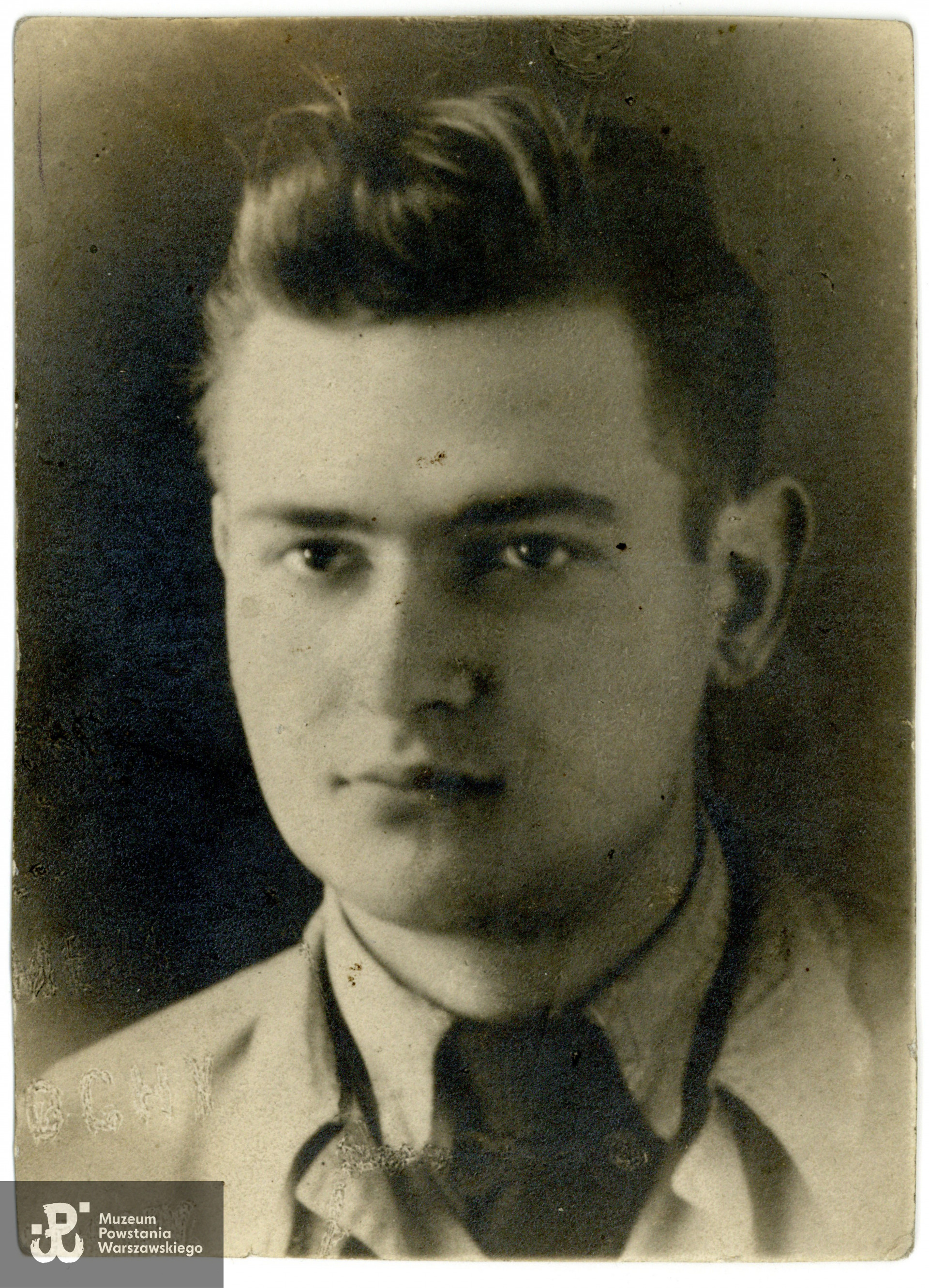 Ostatnia zachowana fotografia Stanisława Nestrypke wykonana na rok przed Powstaniem Warszawskim, w 1943 roku. Fot. ze zbiorów rodzinnych p. Stanisława Nestrypke, bratanka Powstańca.