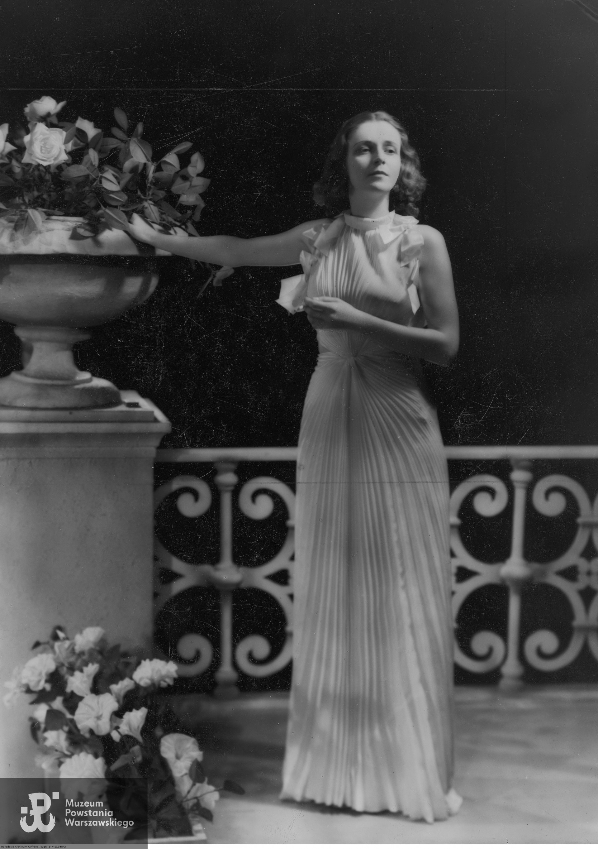 Irena Wasiutyńska w przedstawieniu  "Popielaty welon" wystawianym w Teatrze Narodowym w Warszawie. Fot. ze zbiorów Narodowego Archiwum Cyfrowego <i> www.audiovis.nac.gov.pl</i> - Koncern Ilustrowany Kurier Codzienny - Archiwum Ilustracji