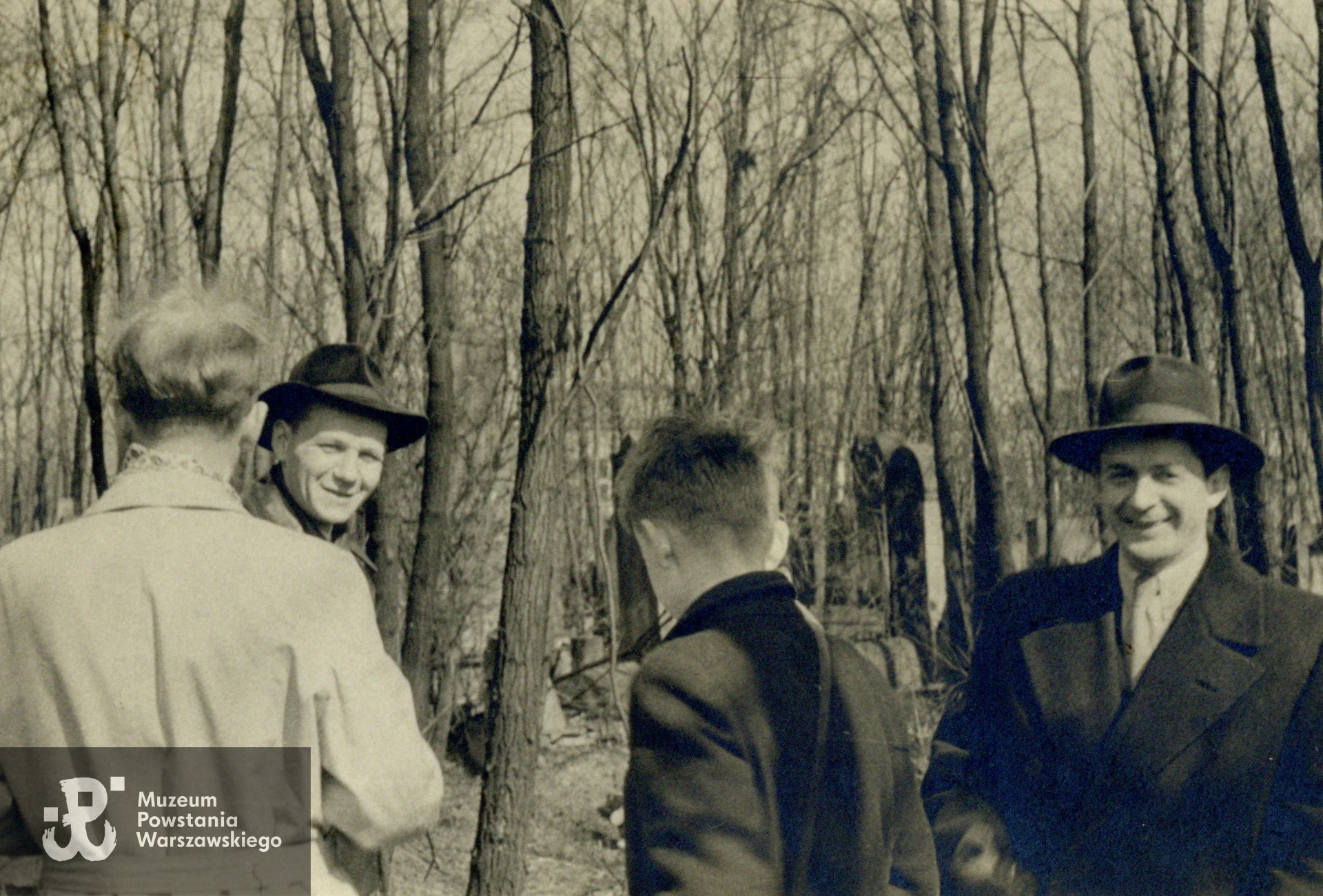 Spotkanie byłych żołnierzy batalionu Zośka na Cmentarzu Żydowskim w Warszawie przy ul. Okopowej, 1963 rok.  Z tyłu Jerzy Zalewski ps. Strzała, drugi z lewej, patrzący w obiektyw.  Fot. ze zbiorów rodzinnych p. Ryszarda Zalewskiego. Skany wykonano w Muzeum Powstania Warszawskiego, 10/2025.