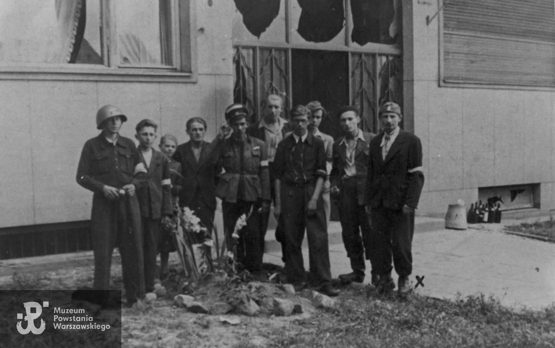 Powstanie Warszawskie, Jerzy Kluska stoi w środku grupy - salutuje. Zdjęcie z archiwum rodzinnego udostępniła p. Jadwiga Kluska