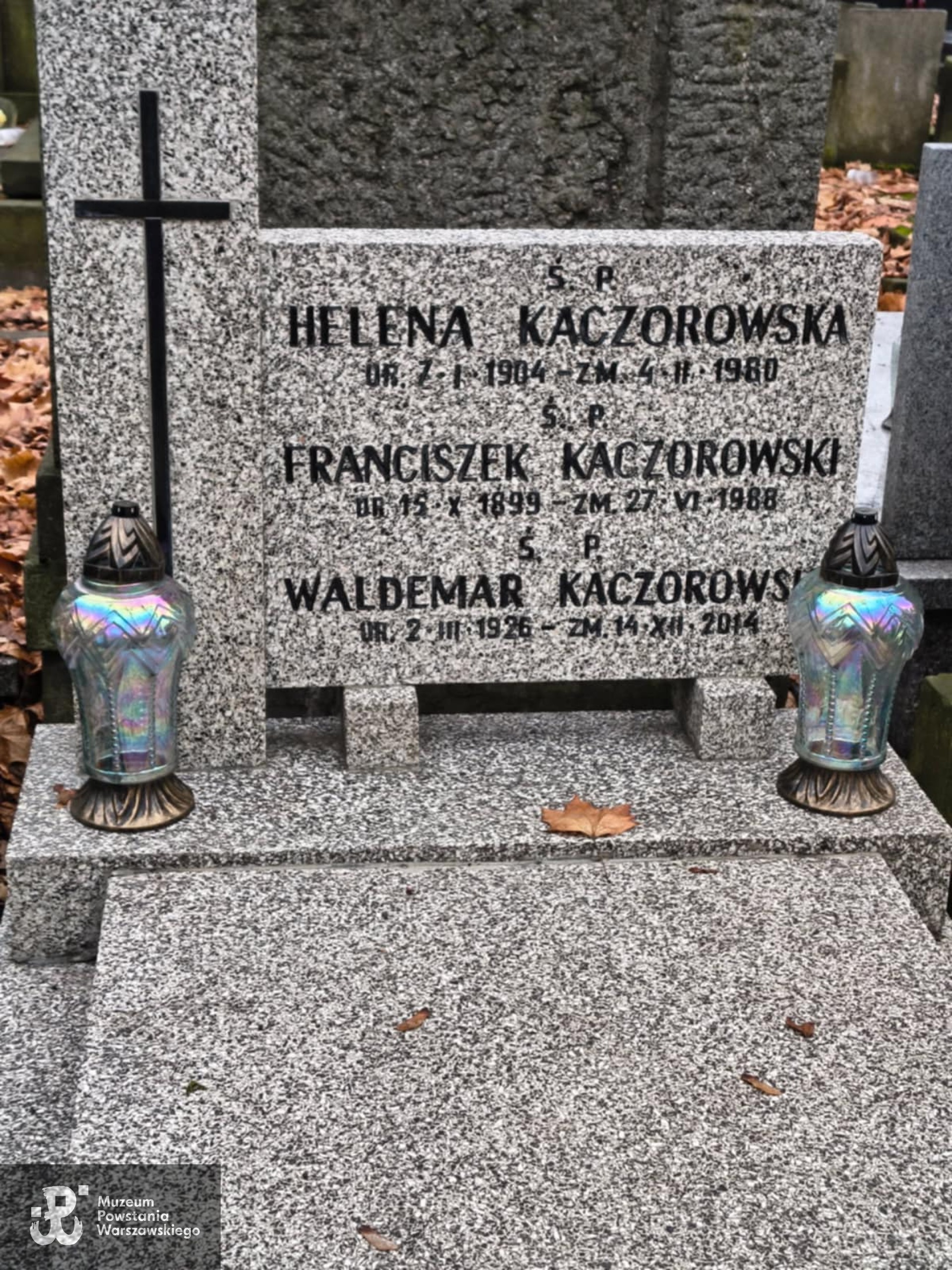 Grób rodzinny Kaczorowskich, Cmentarz  Powązkowski w Warszawie  (Stare Powązki),  kwatera  299 A-1-8, listopad 2025. Fot. udostępnił p. Waldemar Piekarczyk