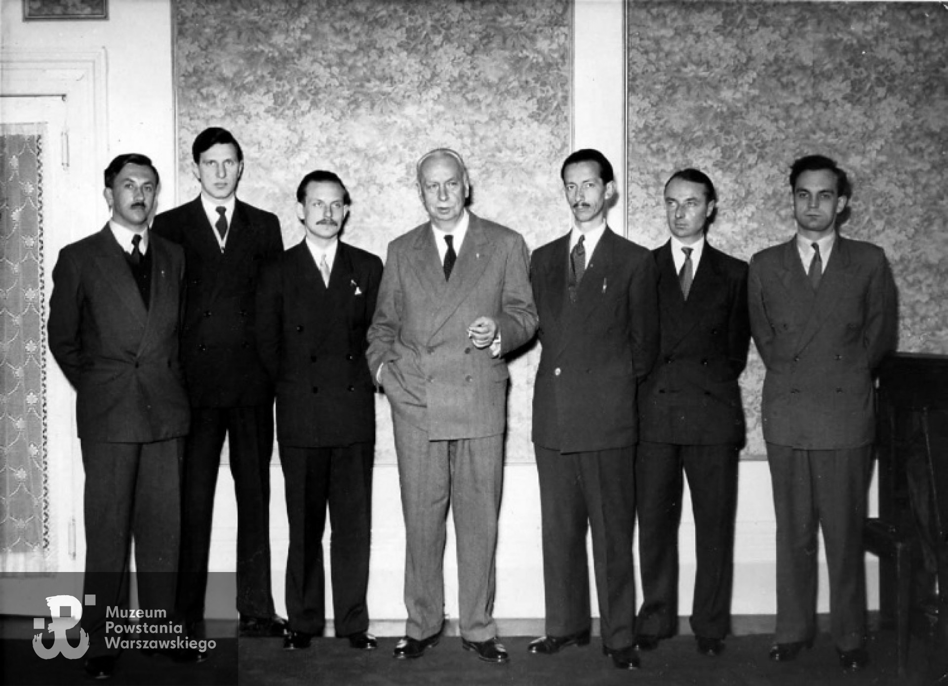 Gen. Sosnkowski z Akowcami z 7 Pułku Ułanów Lubelskich  AK - kryptonim "Jeleń", Krzysztof Głuchowski trzeci od lewej - Londyn 1954. Fot. z archiwum rodzinnego Krzysztofa Głuchowskiego.