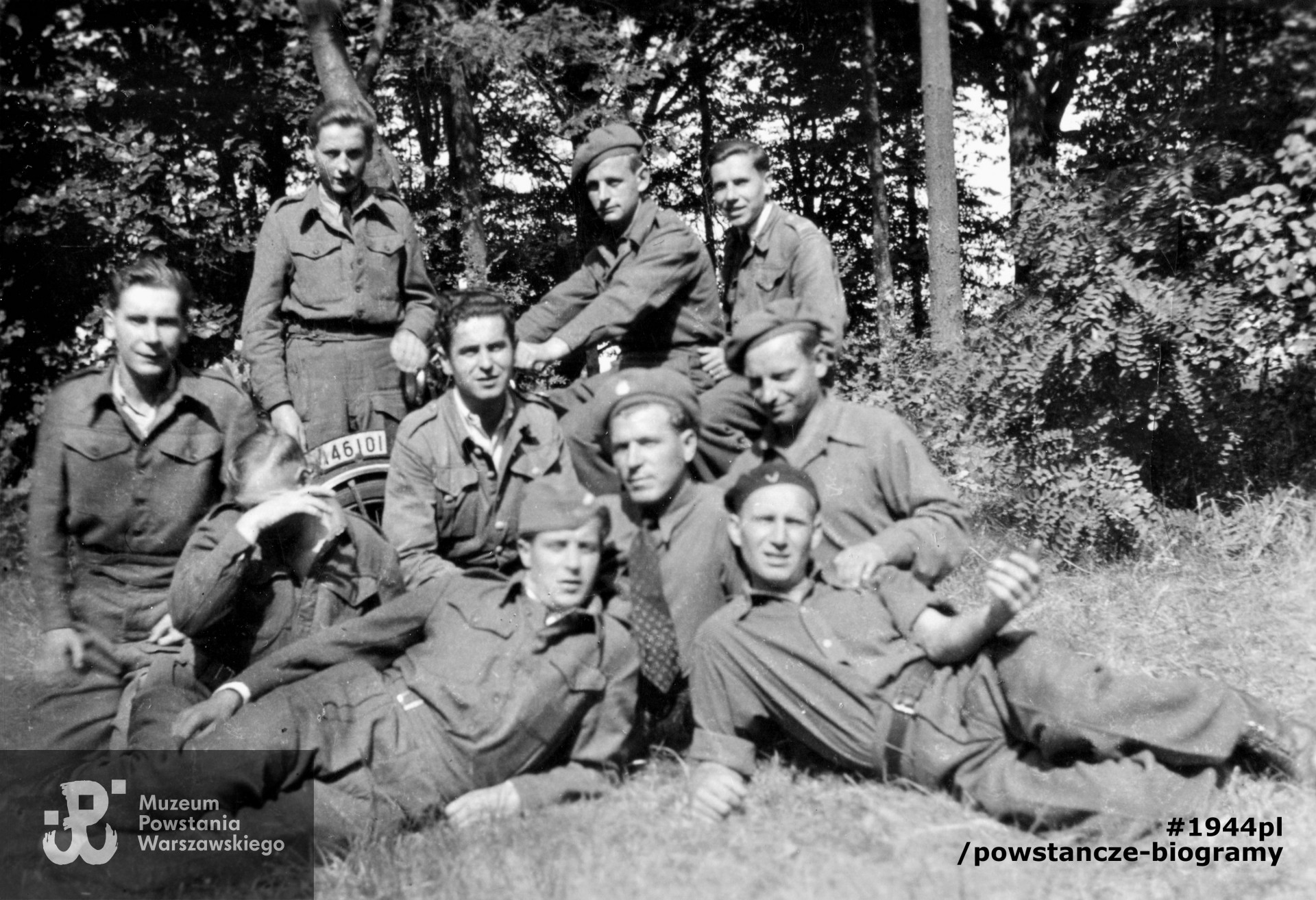 1945. Jan Luc leżący po lewej stronie. Fot. ze zbiorów rodzinnych p. Marka Luca, syna Powstańca.