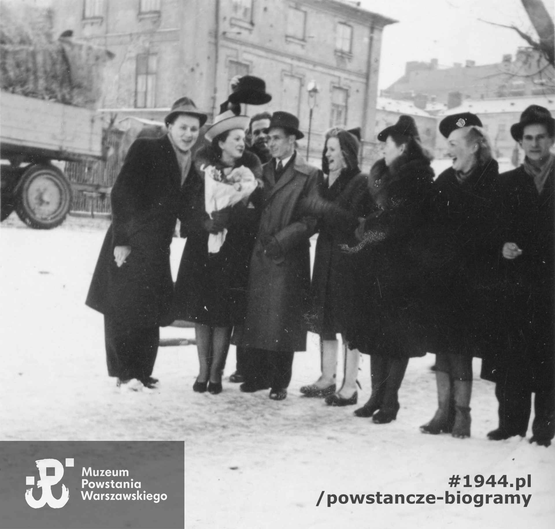 Fotografia wykonana na Solcu, 30 marca 1944 r. podczas powrotu ze ślubu Ireny Niewiadomskiej, siostry Henryki. Henryka stoi czwarta z prawej strony. Fot. archiwum rodzinne, obecnie w zbiorach Muzeum Powstania Warszawskiego, dar p. Adama Białka