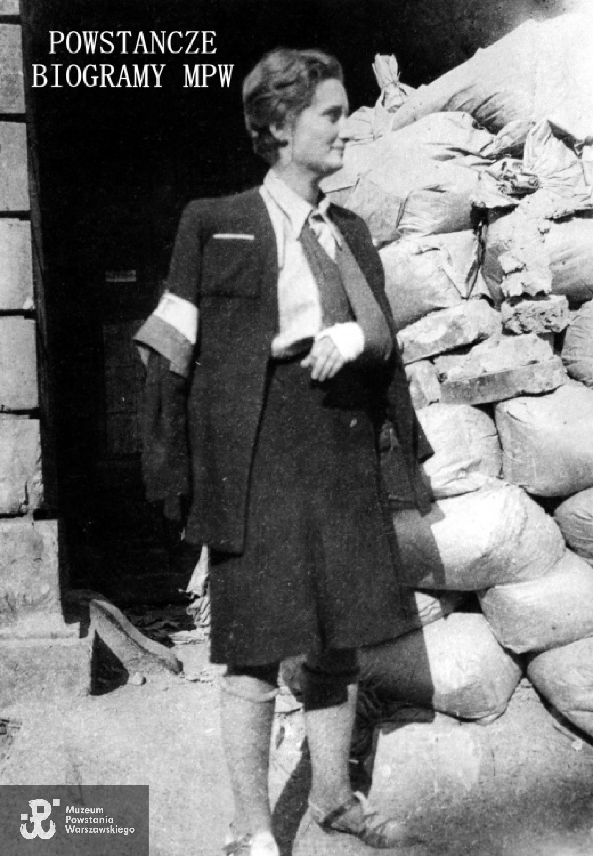 Powstanie Warszawskie. Fotografia wykonana  1 lub 2.10.1944 roku. Barbara Szczepińska "Lidia" żołnierz AK, 3 kompanii Batalionu "Kiliński" - ranna w akcji odsieczy Starówce, 31 VIII 1944 roku - wśród ruin na ul. Szpitalnej podczas zawieszenia broni.  Autorem zdjęcia jest Zbigniew Zowczak "Karo". Fot. ze zbiorów  Muzeum Powstania Warszawskiego, sygn. MPW-IP/2376.