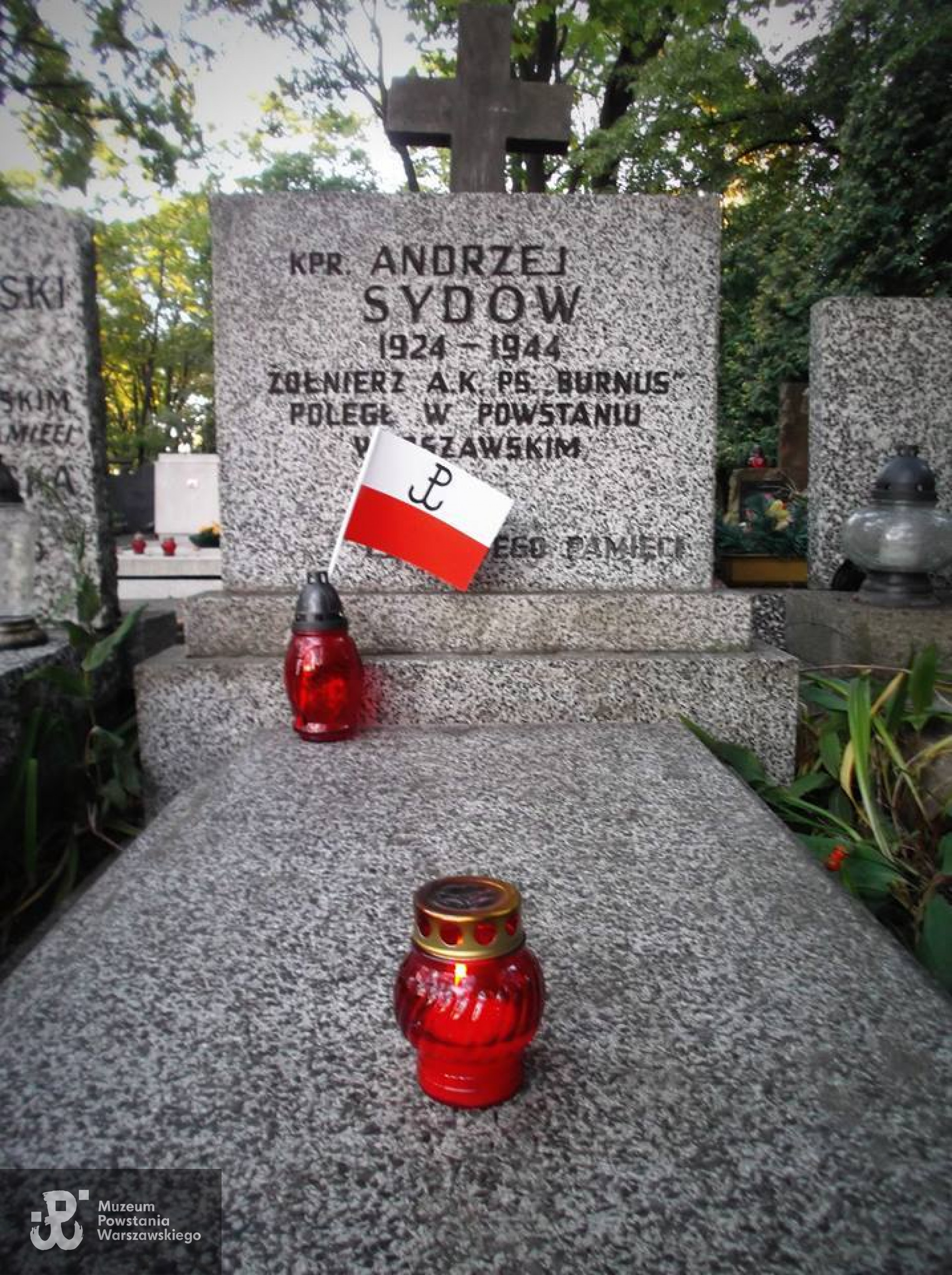 Fotografia mogiły udostępniona przez panią Annę Wiktorię Szarejko na profilu FB Biogramy Powstańców Warszawskich - uzupełnienia