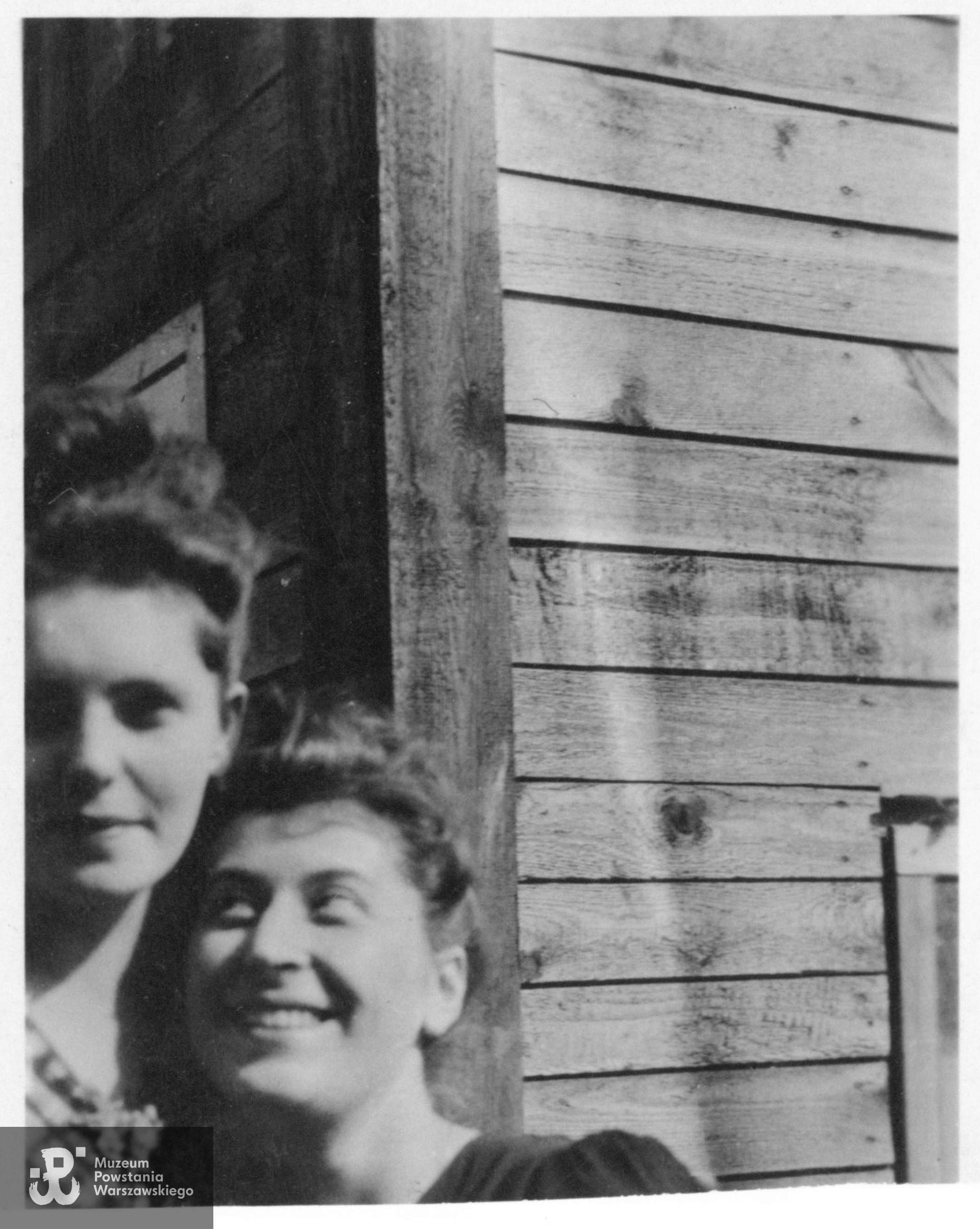 Irena Orłowska (na zdjęciu po lewej) w obozie jenieckim - Stalag VI C Oberlangen. Fotografia pochodząca ze spuścizny po Irenie Orłowskiej „Werze", ze zbiorów rodzinnych p. Krzysztofa Kasprzyka. Skan wykonano w Muzeum Powstania Warszawskiego w grudniu 2023.