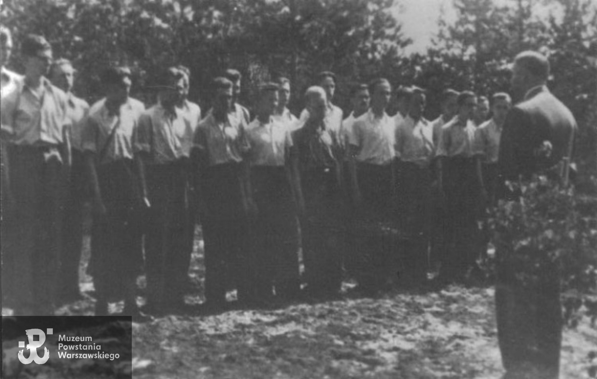 Promocja IV turnusu Szkoły Podchorążych Rezerwy Piechoty "Agricola"; przed frontem stoi  por. "Gustaw" Eugeniusz Konopacki, komendant Centrum Wyszkolenia Wojskowego Szarych Szeregów. Fot. archiwum rodzinne