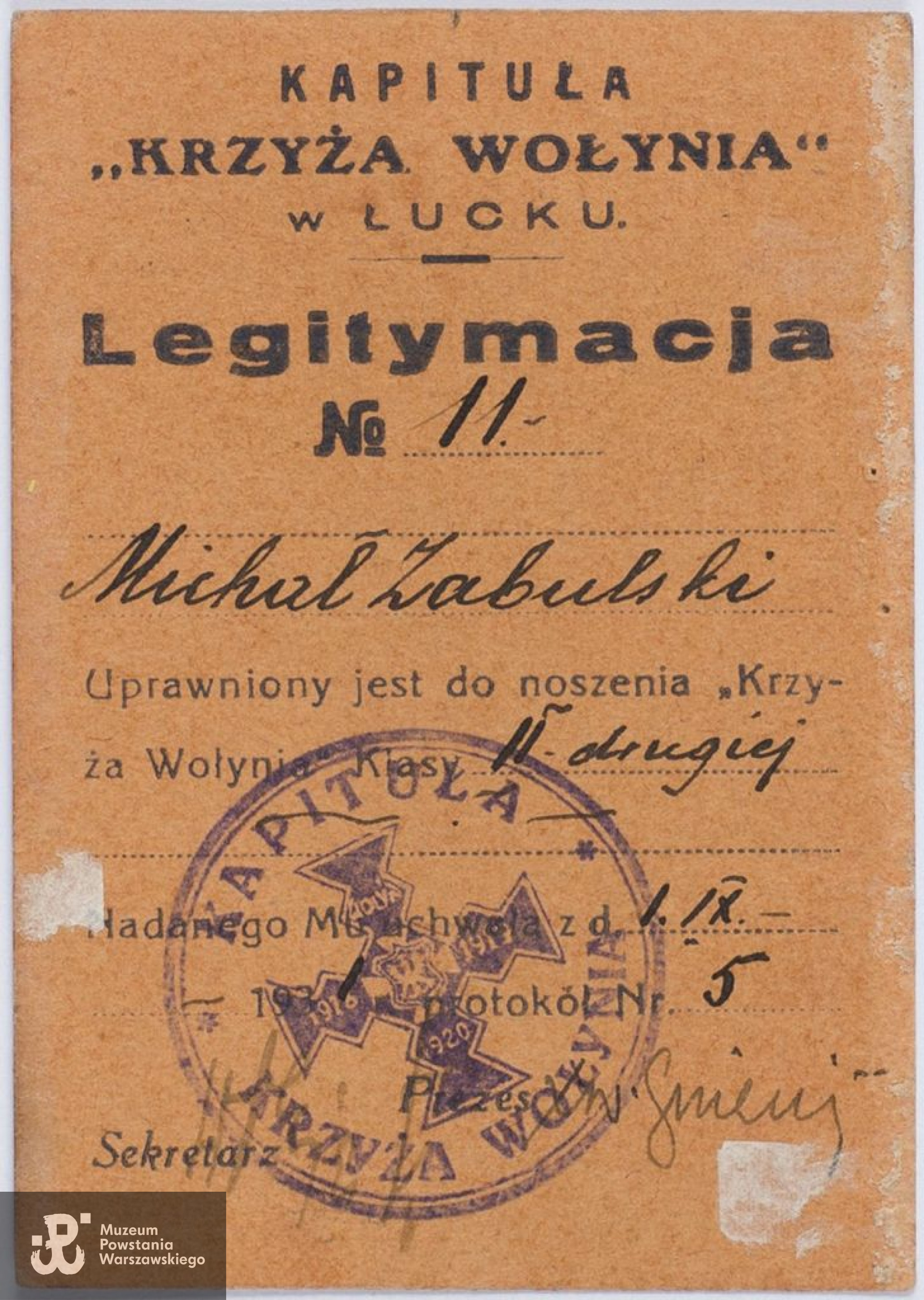 Legitymacja nr 11 uprawniająca do noszenia Krzyża Wołynia klasy II, na nazwisko Michał Zabulski, wystawca dokumentu: Kapituła "Krzyża Wołynia" w Łucku. Dokument wystawiony 07.04.2018 roku przez Dom Aukcyjny Desa w Krakowie, źródło skanu: https://desa.art.pl/foto/aukcje/168/img_high/168_553.jpg