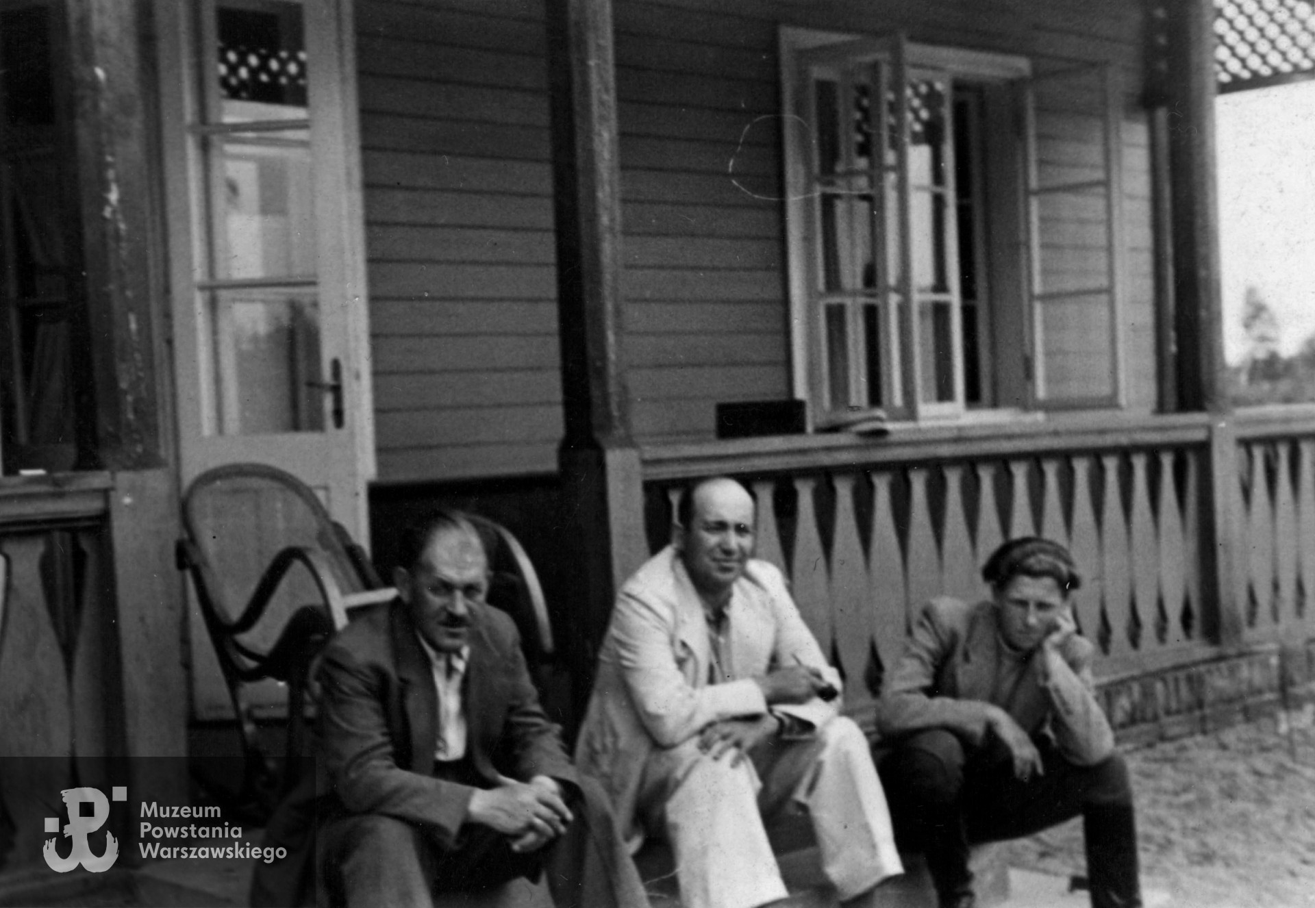 Wiesław Baranowski (pierwszy z prawej) ze znajomymi. Fot. ze zbiorów rodzinnych, skan udostępnił p. Sebastian Baranowski, wnuk Powstańca [27]