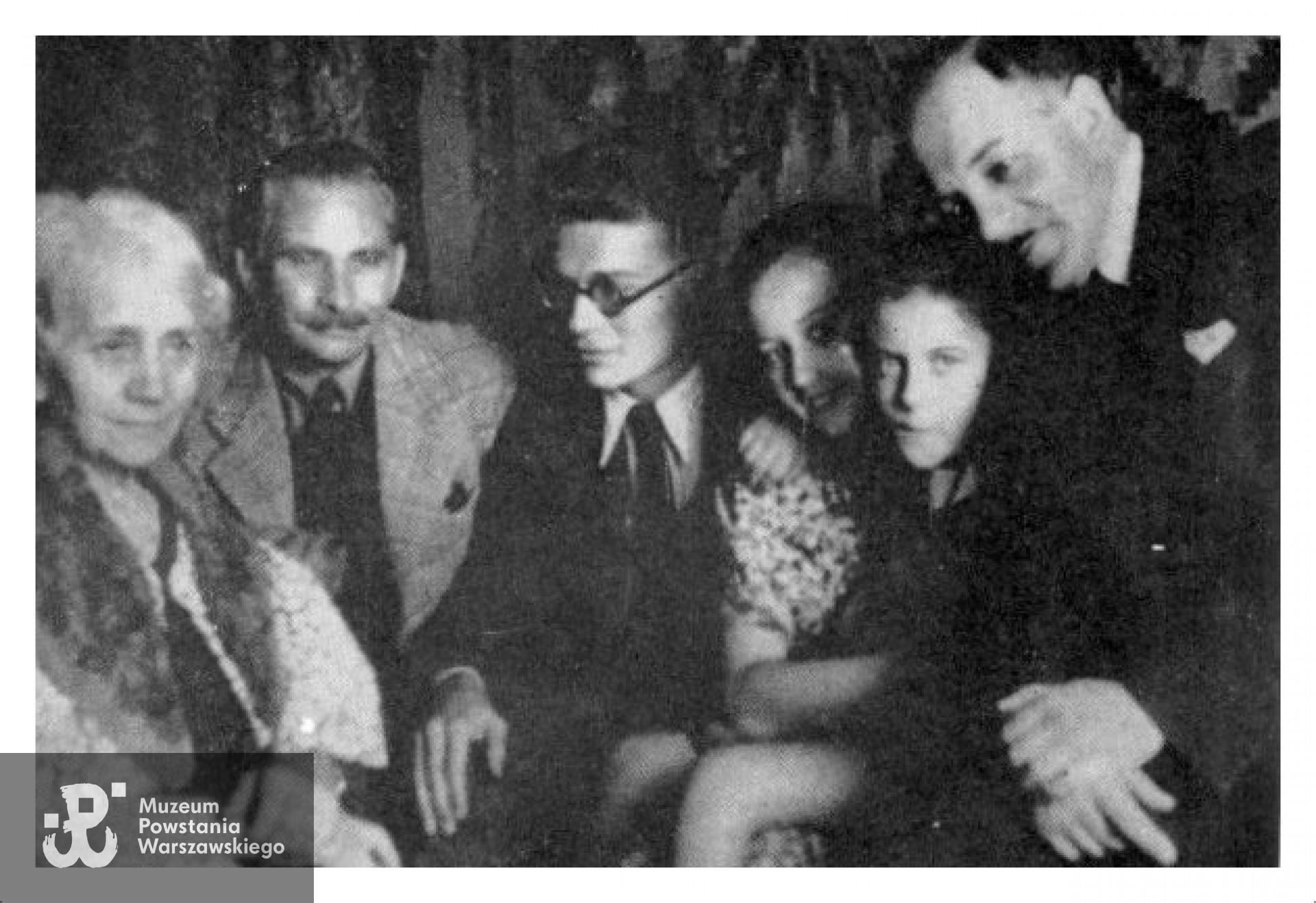 U państwa Essmanowskich. Widoczni na zdjęciu : od prawej  - prof. dr Stefan Essmanowski, Hania Janaszkówna, Barbara Janaszek, pierwsza od lewej matka prof. Essmanowskiego. Źródło: SPPW1944 za : "W tajnych drukarniach Warszawy"  (autor M. Wojewódzki)