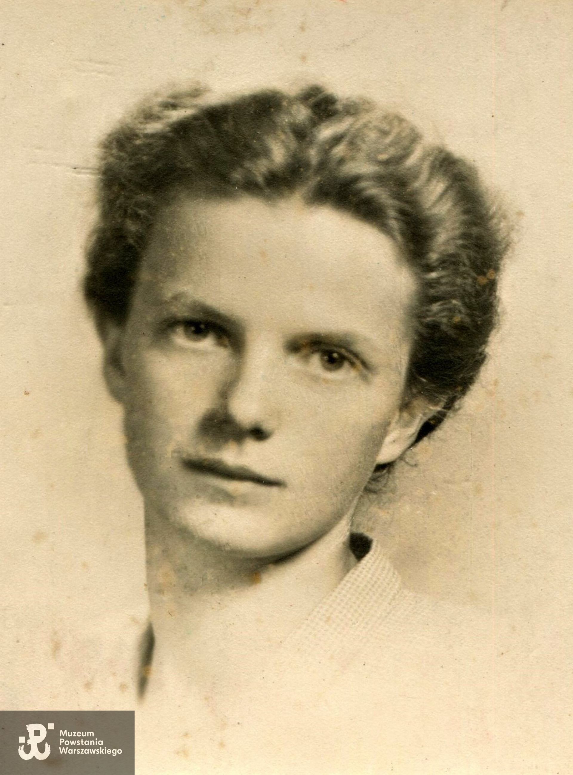 Fotografia portretowa - 1946 r.  Fot. z archiwum rodzinnego p. Danuty Pajączkowskiej