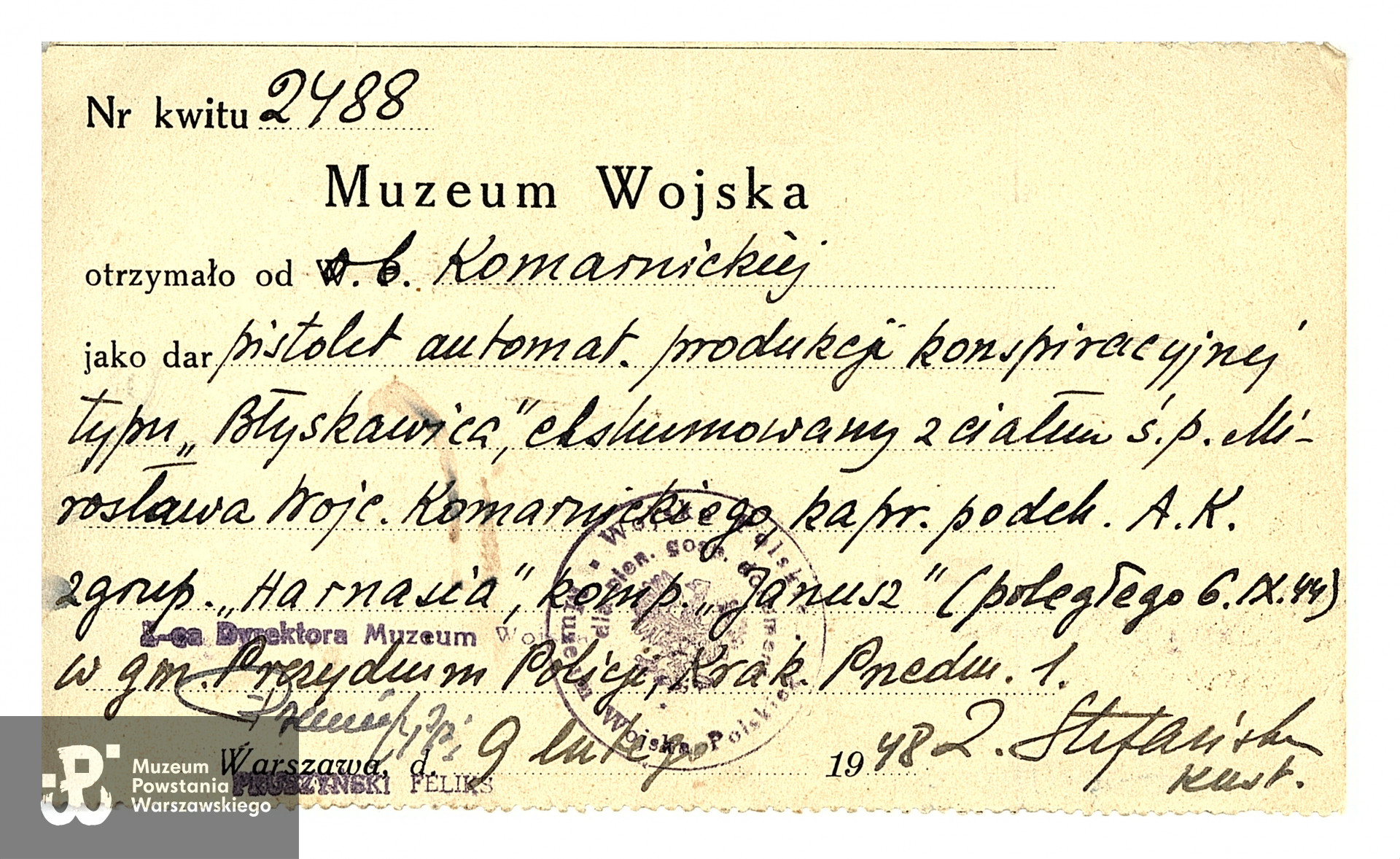  Pokwitowanie wystawione przez Muzeum Wojska Polskiego, za przekazanie do zbiorów muzeum, konspiracyjnego pistoletu maszynowego "Błyskawica" znalezionego przy zwłokach ekshumowanego kpr. pchor. Mirosława Komarnickiego ps. "Mirek", wystawione na nazwisko Komarnicka, być może dla matki poległego, Anny Komarnickiej. Ze zbiorów Muzeum Powstania Warszawskiego,  sygn. MPW-A-10930 (P/8471/16)