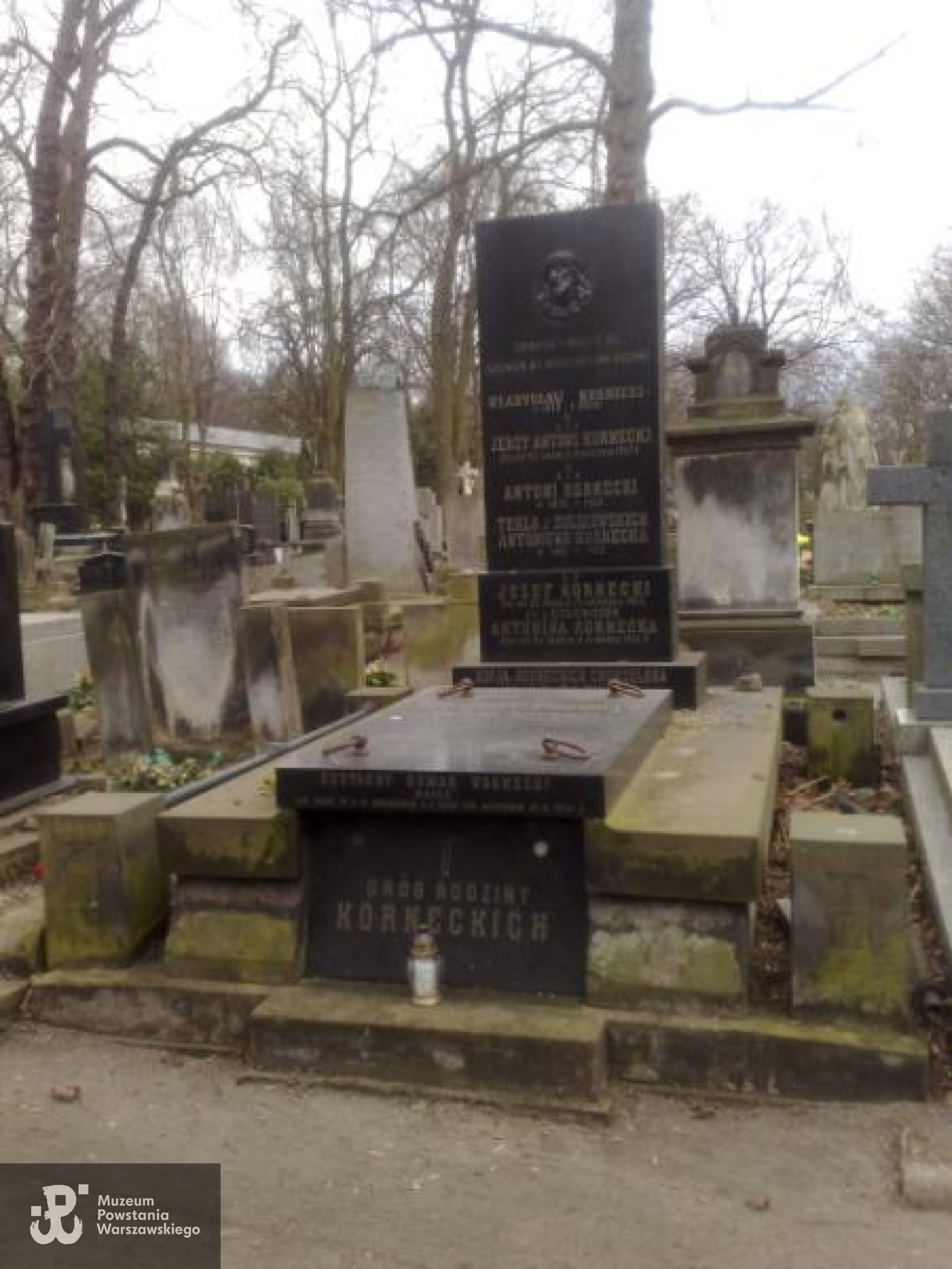 Mogiła symboliczna kpr. pchor. Eustachego Korneckiego - grób rodzinny na Starych Powązkach, kwatera 175, rząd 2, miejsce 37-38 (według informacji Zarządu Cmentarza). Fot.  Warszawskie Zabytkowe Pomniki Nagrobne - <i>cmentarze.um.warszawa.pl</i>