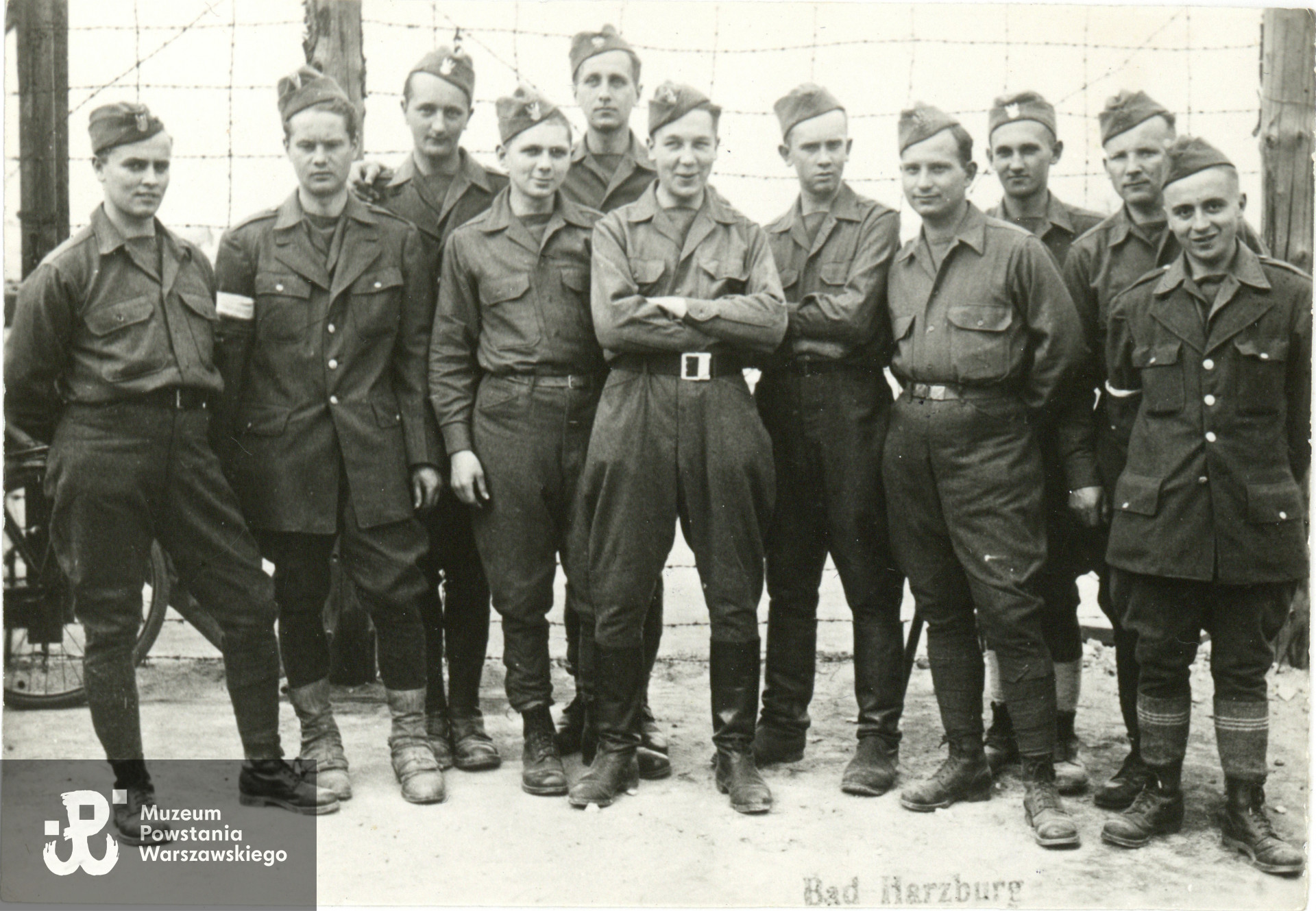Żołnierze z Polskiego Ośrodka Wojskowego w Bad Harzburg na terenie byłego obozu w Harlingerode, kwiecień 1945 roku. Od lewej: Zdzisław Krzyżanowski "Żbik", Maciej Czerski "Kot", trzeci od lewej Władysław Jarosz „Walther”, przed nim Michał Horoszewicz „Michał”, za nim piąty od lewej Zygmunt Raczyński „Zygmuś", Henryk Kazimierz Pieńkowski "Kazik", "1755", Zdzisław Ludwik Szeliski "Zdziś", Ryszard Rosmański "Ryszard",  Andrzej Ligęza "Cowboy", "1514" , Feliks Kukulski "Feliks" , Stanisław Ślubowski "Zdzich" [inne wersje: ps. Tuptuś]. Fotografia pochodząca ze spuścizny po Zygmuncie Janie Raczyńskim ps. Zygmuś, zbiory rodzinne p. Jerzego Raczyńskiego, ujęcia tożsame w zasobie Muzeum Powstania Warszawskiego, sygn. MPW-IP/3394,  MPW-IH/1369, P/3312, P/7906.