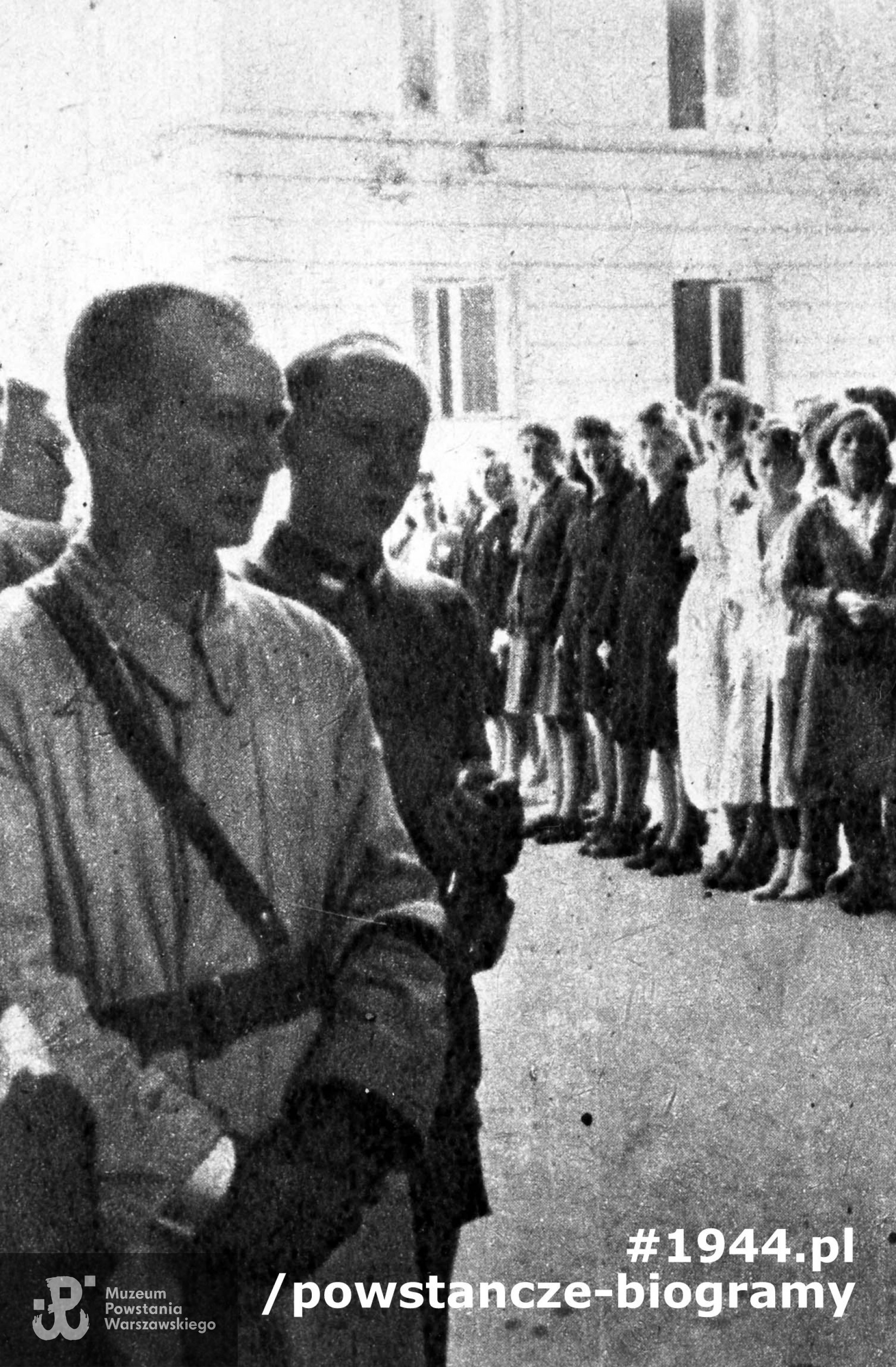 Fotografia z Powstania Warszawskiego. Powiśle, msza polowa na ul. Smulikowskiego. Pierwszy z lewej kpt. Juliusz Szawdyn "Konrad", dowódca III zgrupowania "Konrad" Grupy Bojowej "Krybar" AK. Fot. ze zbiorów Muzeum Powstania Warszawskiego, sygn. MPW-IH/348