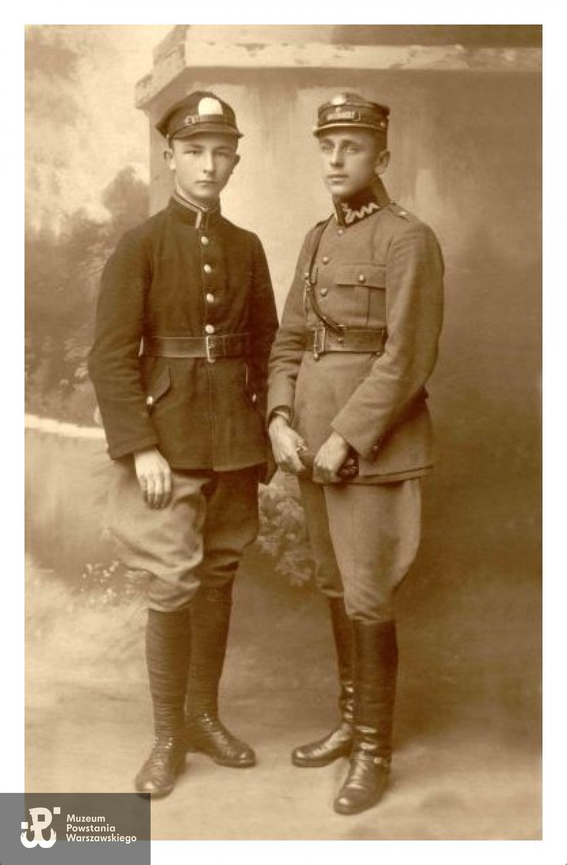 W mundurze kadeta - na zdjęciu po lewej. Fot. ze zbiorów SPPW 1944