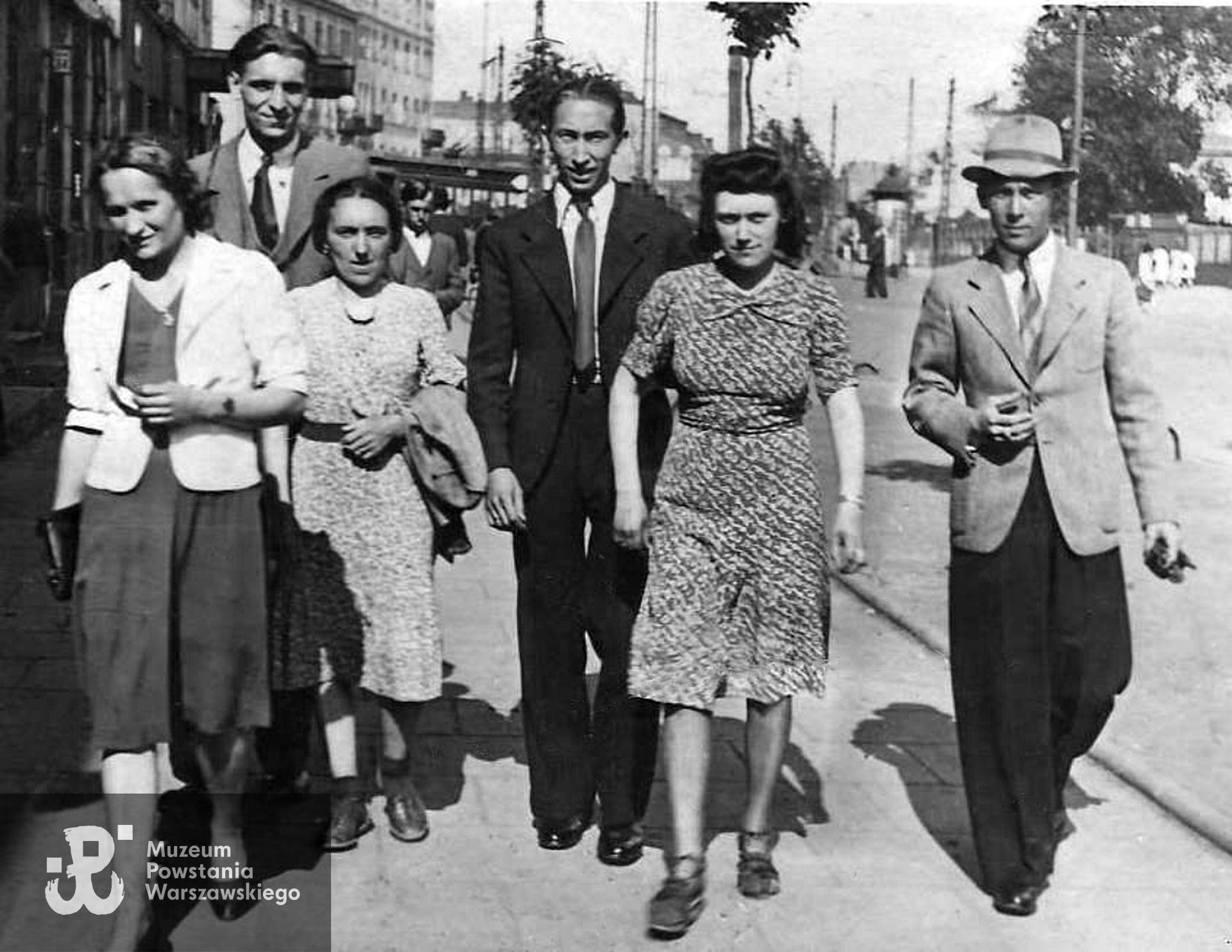 Na spacerze z przyjaciółmi na ulicy Wolskiej w Warszawie  -  1943 rok. Zygmunt Jatczak pierwszy z prawej. Fot. z archiwum rodzinnego Zygmunta Jatczaka.