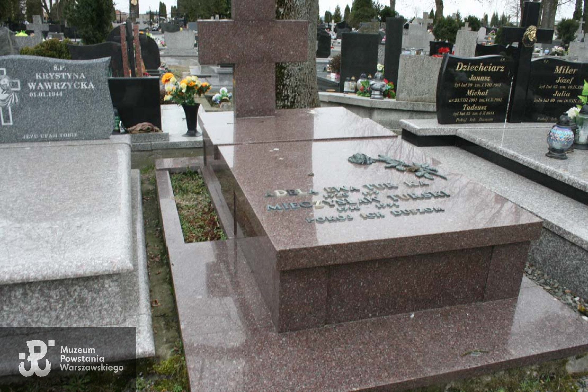 Cmentarz Rzymskokatolicki Parafii p.w. Wniebowstąpienia Najświętszej Maryi Panny w Opolu Lubelskim; kwatera C/VIII/404.  Źródło zdjęcia: www.cmentarzopolelub.pl/wyszukiwarka-pochowanych/. Nadesłał p. Michał Turski, wnuk Adeli Turskiej