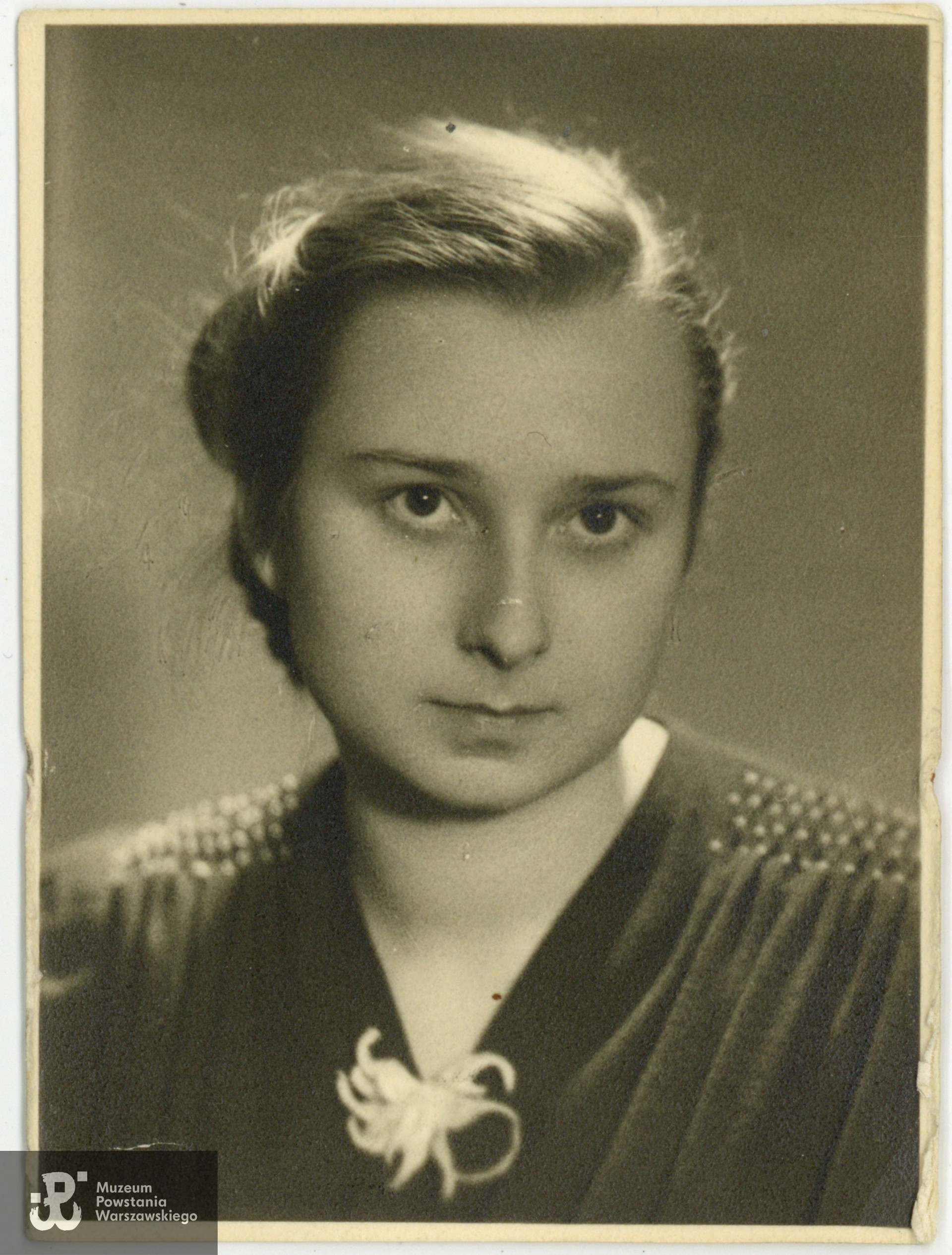 Irena Roguska - Paprocka "Irena". Fot. ze zbiorów rodzinnych, skany wykonano w Muzeum Powstania Warszawskiego, 2019