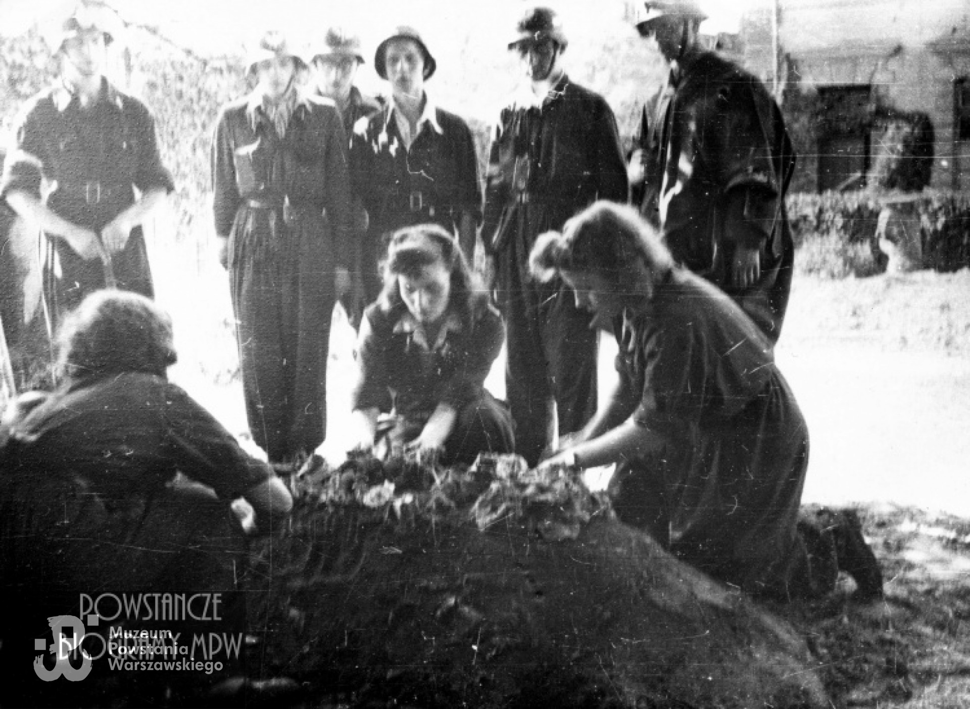 Mogiła "Świta" przed Instytutem Głuchoniemych, koniec sierpnia 1944. Fot. udostępnione przez p. Marię Bourquin-Rulską z domu Myszkowską ps. "Myszka"