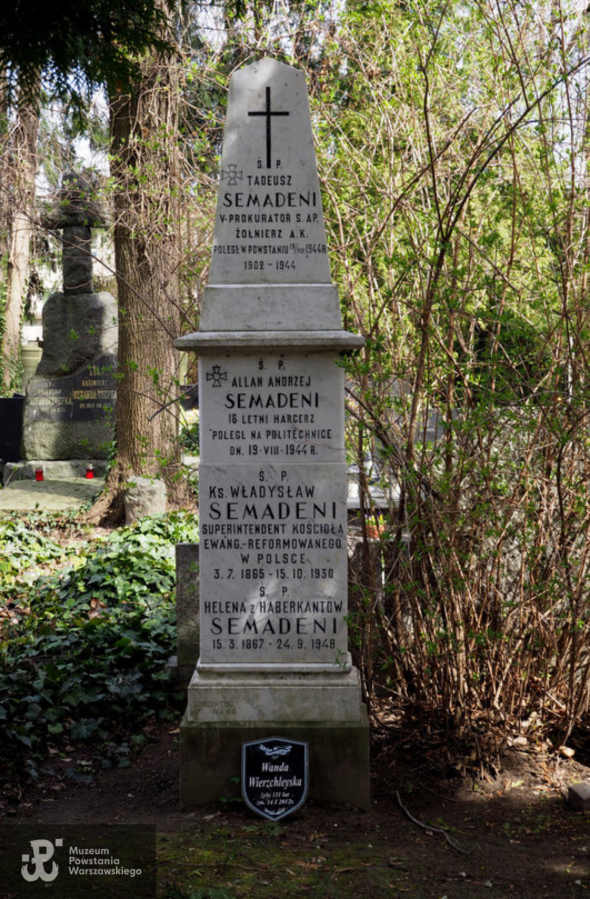  Cmentarz  Ewangelicko-Reformowany   przy ul. Żytniej (kw. L-1-3).