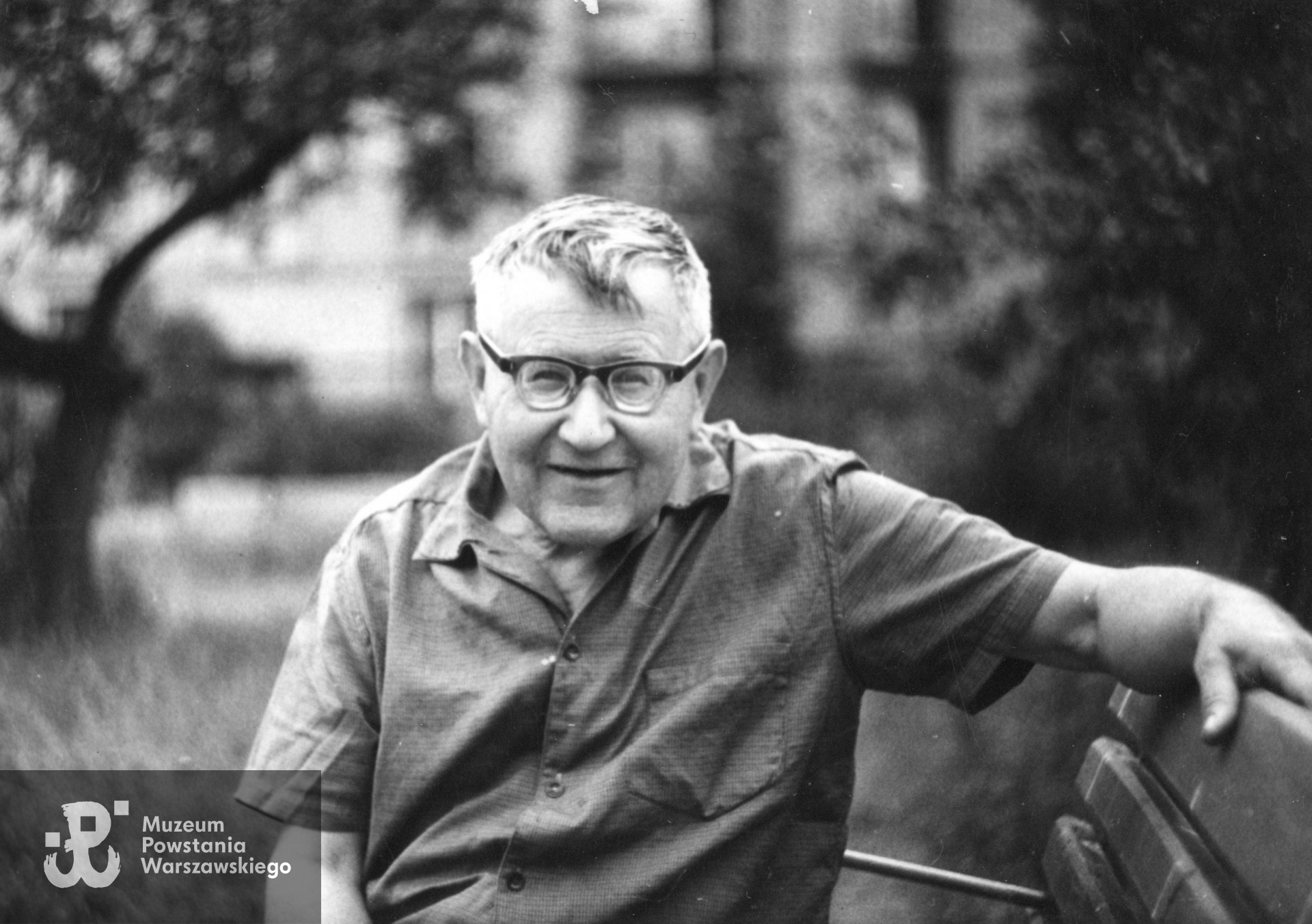 1972 rok, Bielany. Michał Gawerski na rok przed wypadkiem i śmiercią. Zdjęcie wykonane na ławce przed domem przy ul. Przybyszewskiego 36 (obecnie Przybyszewskiego 73/77). Archiwum rodzinne p. Adriana Gawerskiego