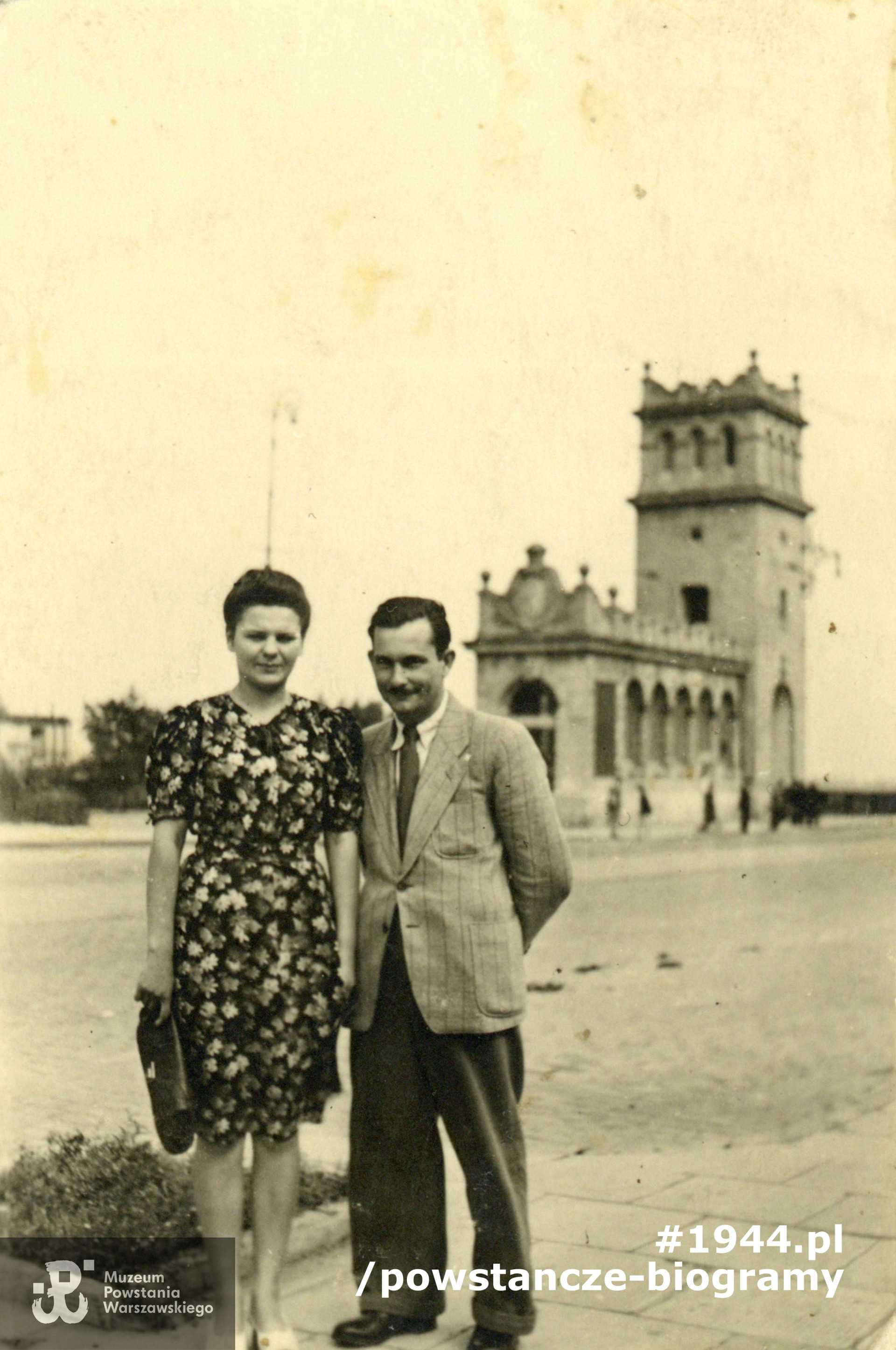 Halinka z Jerzym. W tle widoczna wieża Mostu im. księcia Józefa Poniatowskiego. Fot. ze zbiorów Muzeum Powstania Warszawskiego, dar p. Barbary Ajnenkiel