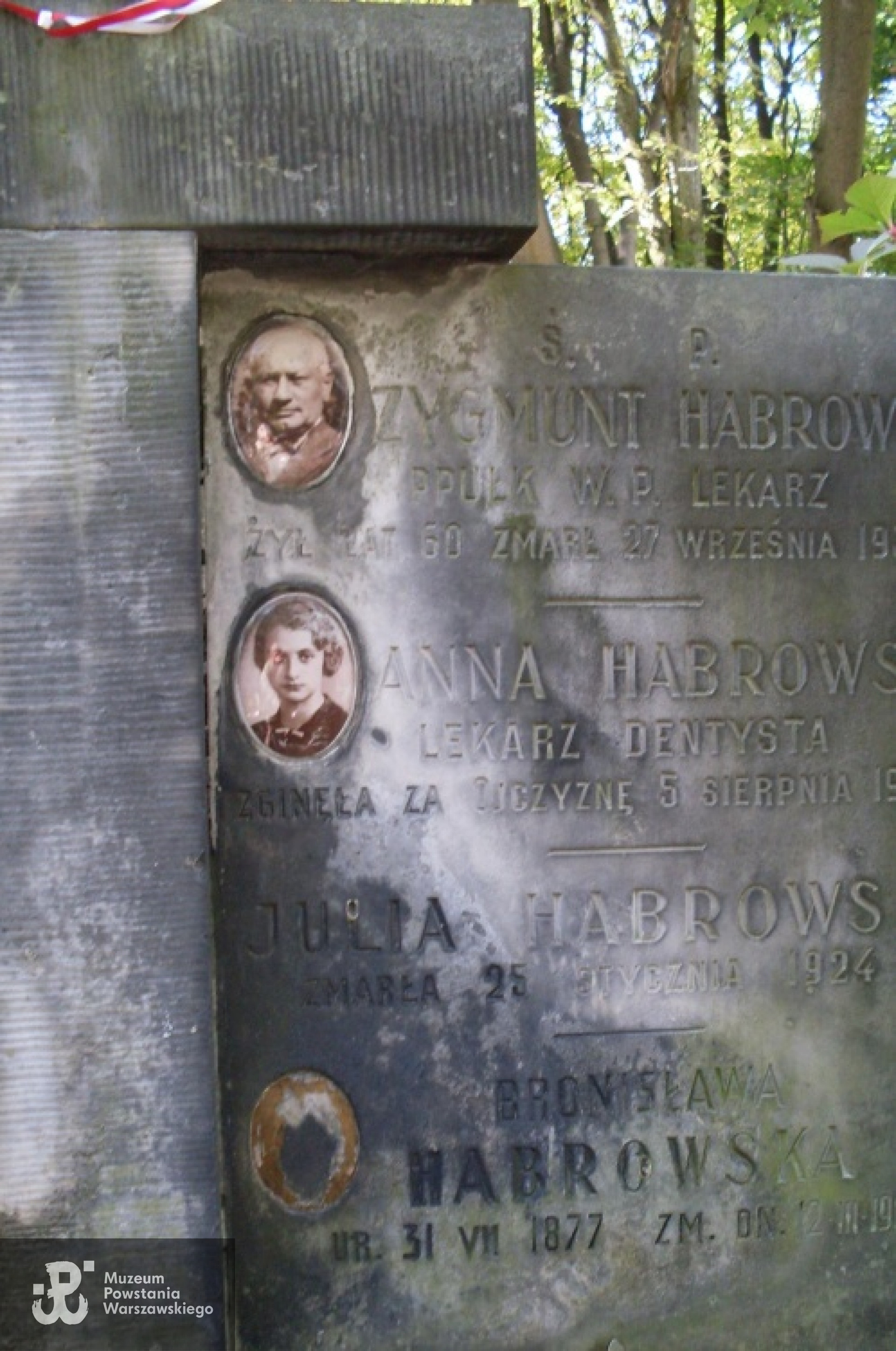 Cmentarz Powązkowski w Warszawie, kwatera 211, rząd 5, grób 24.   Pochowana wraz z rodzicami  i Julią Habrowską. Fot. udostępniła Magdalena Ciok