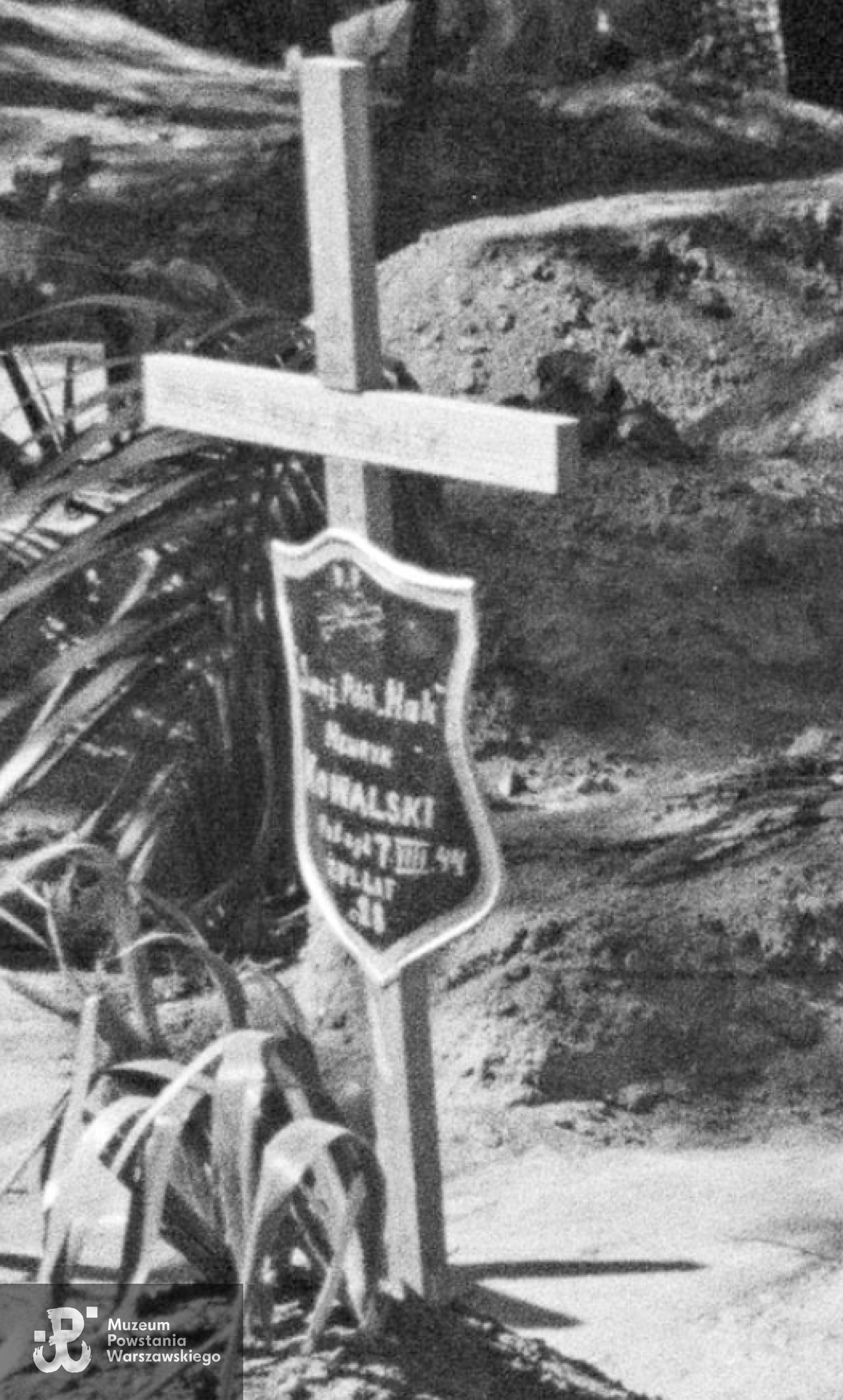 Powstańczy cmentarz w ogrodzie na tyłach posesji przy ul. Mazowieckiej 9. Wśród mogił widoczny grób Henryka Kowalskiego ps. Hak. Fot. ze zbiorów Muzeum Powstania Warszawskiego, sygn. MPW-IN/790 (fragment szerszego ujęcia).  Autorem zdjęcia jest Eugeniusz Lokajski "Brok"