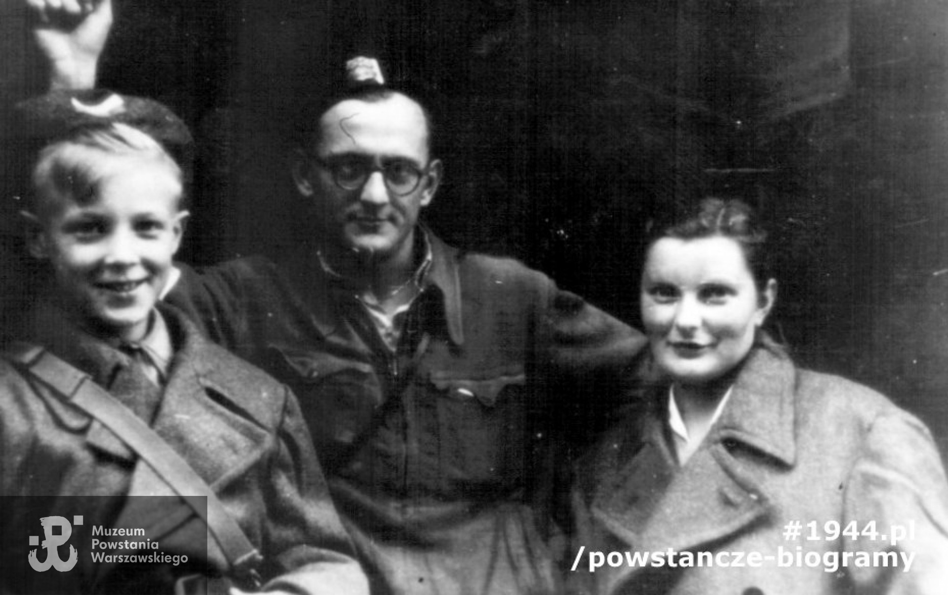 Fotografia z Powstania Warszawskiego, stoją od lewej: łącz. Przemysław Trojan ps. „Skiba”, ppor. Zygmunt Malinowski „Kruk" i jego żona Alicja. Fotografię z archiwum rodzinnego udostępniła p. Małgorzata Trojan, siostra Przemysława Trojana