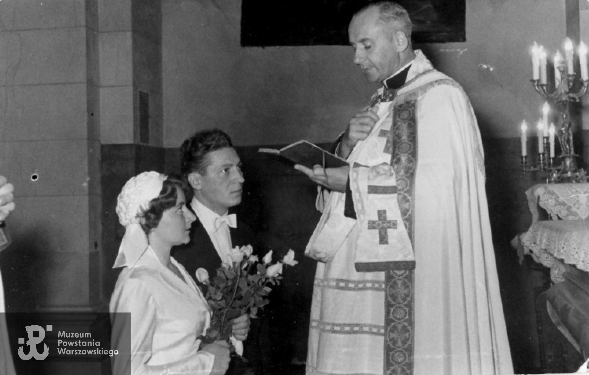 Ślub Marii Jadwigi Łodzińskiej z Franciszkiem Smoleńskim. Kościół Św. Zbawiciela, Warszawa 1955 r. Fot. z archiwum rodzinnego Witolda Smoleńskiego