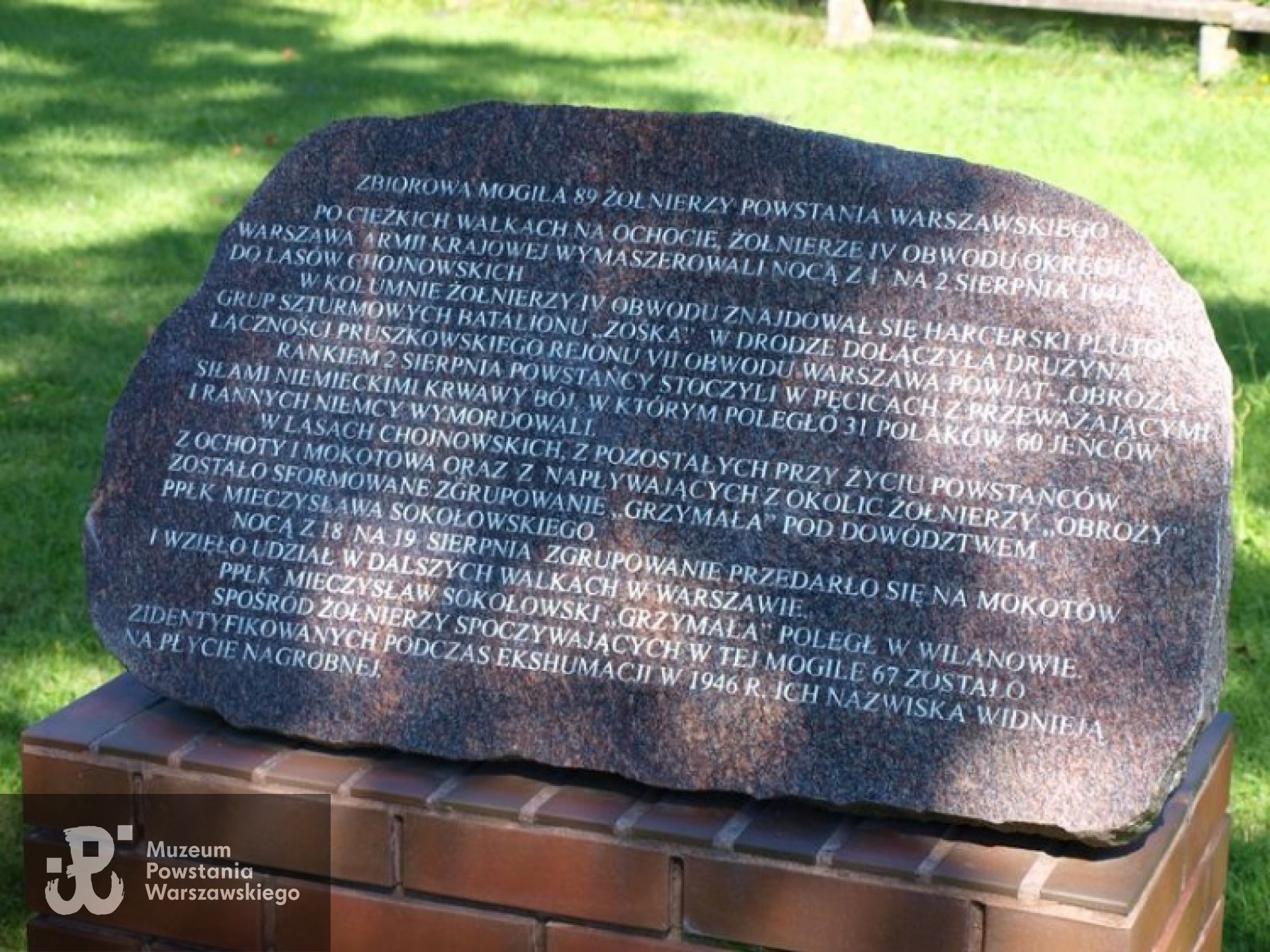 Cmentarz - Mauzoleum w Pęcicach: zbiorowa mogiła Powstańców Warszawskich z IV obwodu „Ochota” poległych rankiem 2 sierpnia 1944r. w czasie wycofywania się z Ochoty do Lasów Chojnowskich. <i>Fot. Baza Cmentarzy Wojennych - groby.radaopwim.gov.pl</i>