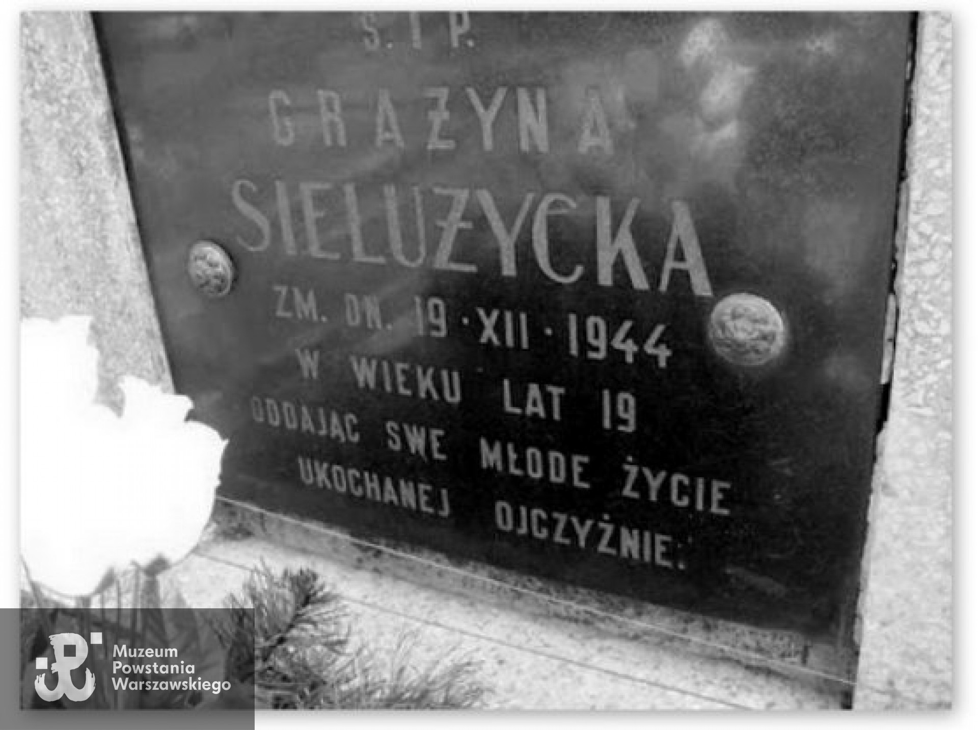 Tablica nagrobna na cmentarzu Parafii św. Jakuba w Skierniewicach. Ze zbiorów 2 HBAP.