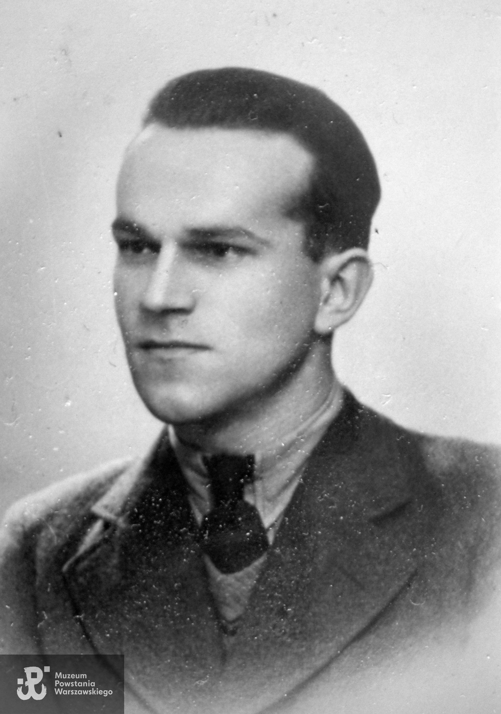 Fotografia portretowa, 1943 rok. Fot. ze zbiorów rodzinnych udostępnił  p. Andrzej Kamiński, bratanek Tadeusza