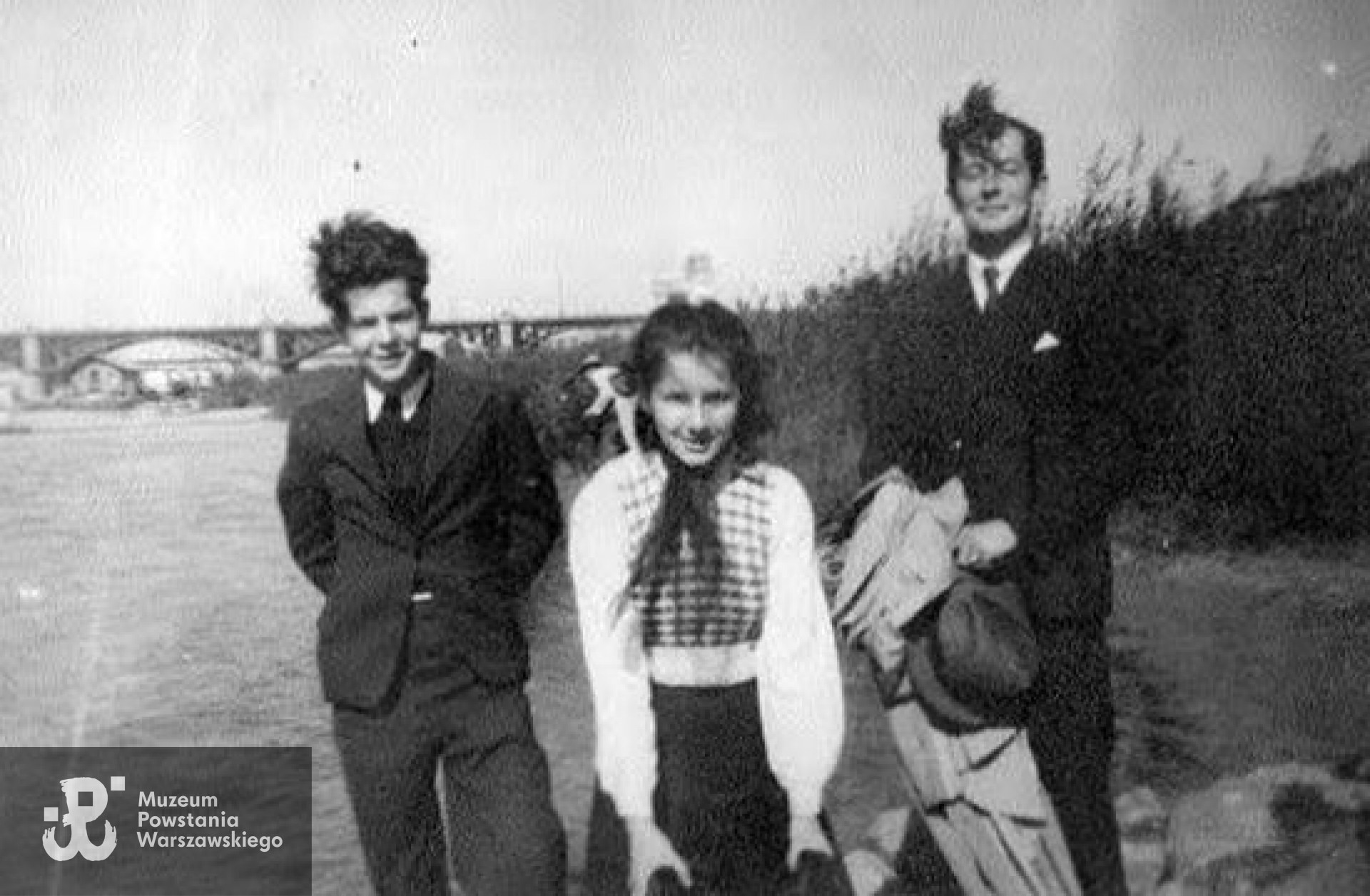 Zdjęcie z okresu okupacji. Nad Wisłą w Warszawie. Od lewej: Zdzisław, Wanda i Stanisław Bobrowscy. Ze zbiorów Anny Leskiewicz / Archiwum 2. HBAP "Żbik"
