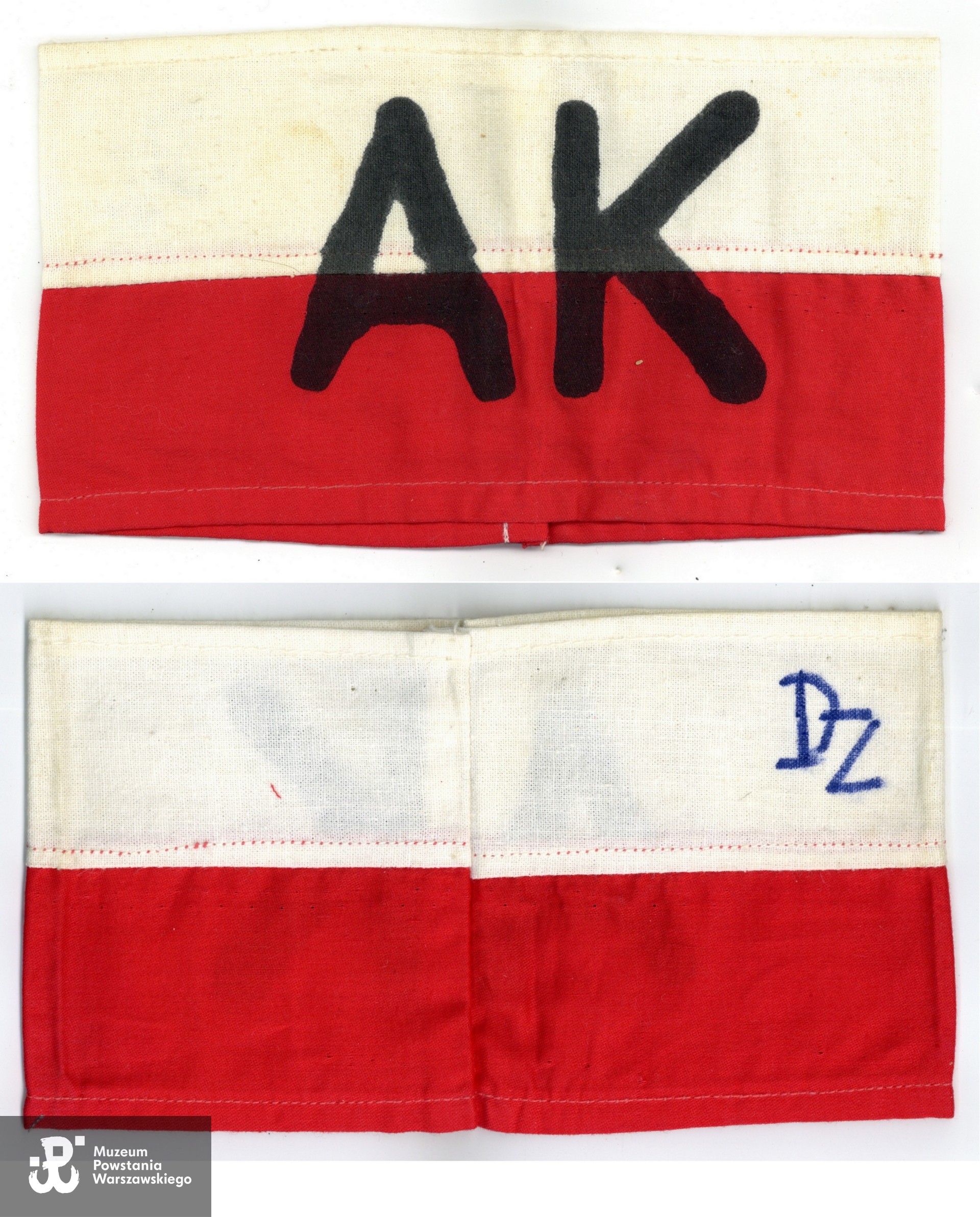 Pamiątkowa opaska okolicznościowa pochodząca ze spuścizny po p. Zdzisławie Dziewońskim, na tkaninie widoczny napis wykonany flamastrem, czarne litery „AK”, na drugiej stronie - niebieskie litery „Dz" (od nazwiska Dziewoński).  Napisy powstałe współcześnie. Zbiory rodzinne Katarzyny i Adama  Dziewońskich. 