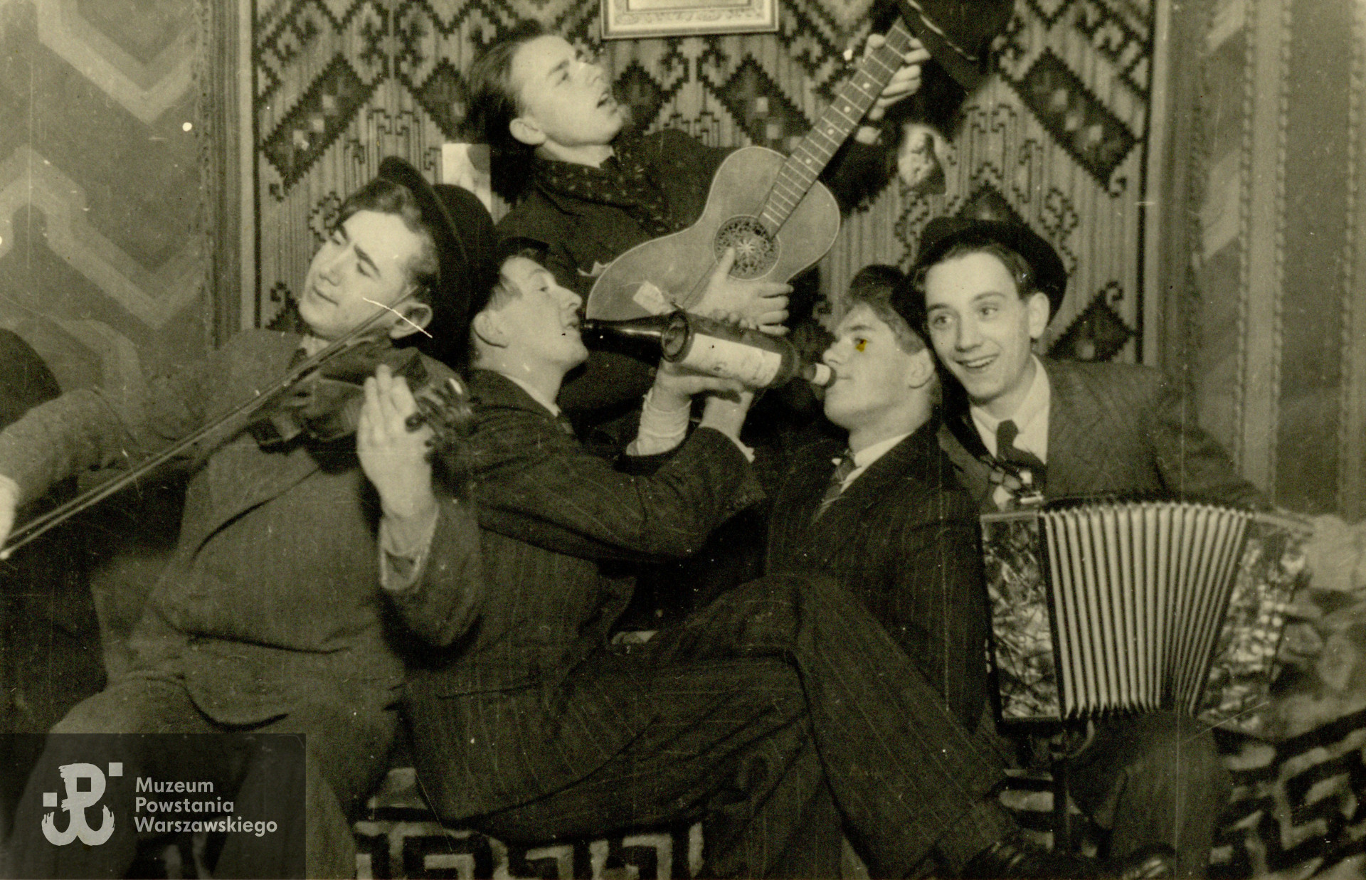 Fotografia wykonana w mieszkaniu pp. Depczyków przy ul. Żelaznej 65/7. Widoczni na zdjęciu: Jerzy Grygiel ps. Żbik (pierwszy z lewej), Wiesław Depczyk ps. Drohojemski III (drugi z lewej) oraz: Wiesław Lipiński, Ryszard Lizut i Zdzisław Salwin (ich kolejność na zdjęciu obecnie nieustalona). Fot. ze zbiorów rodzinnych, udostępnił p. Jacek Depczyk, syn Powstańca. Skany wykonano w Muzeum Powstania Warszawskiego w listopadzie 2023.  
