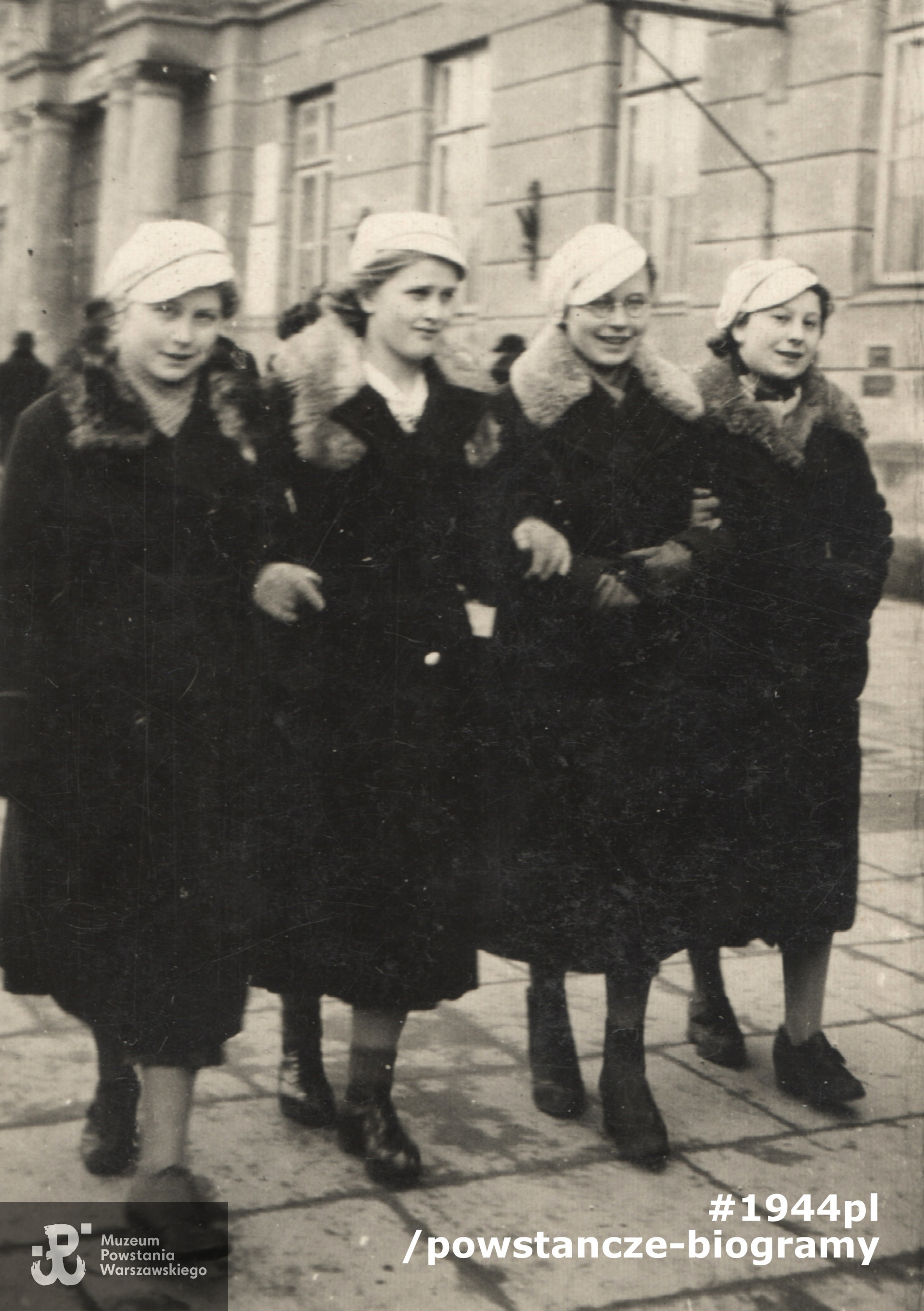 Adela Turska z koleżankami.  Fot. ze zbiorów rodzinnych, udostępnił p. Michał Turski