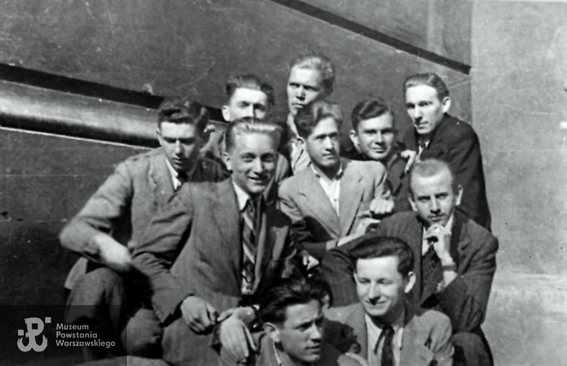 Henryk Borkowski ps. "Beton" (drugi od lewej) z kolegami w roku 1942. Fot. arch. rodz. / MPW