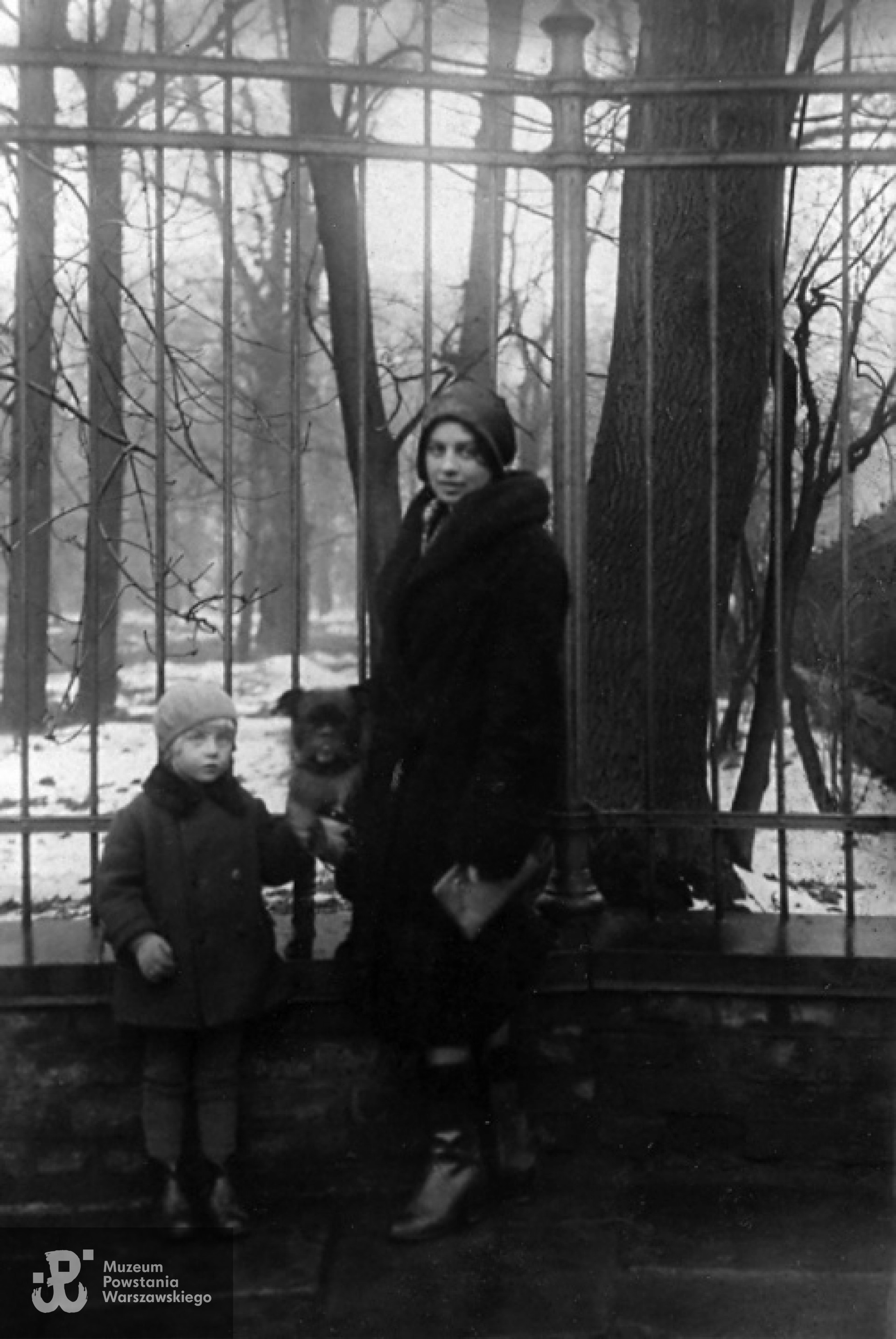 Krzysztof Głuchowski ze swą matką Wandą (późniejsza "Justyna" w AK). Warszawa, Aleje Ujazdowskie 1931 rok. Fot. z archiwum rodzinnego Krzysztofa Głuchowskiego.