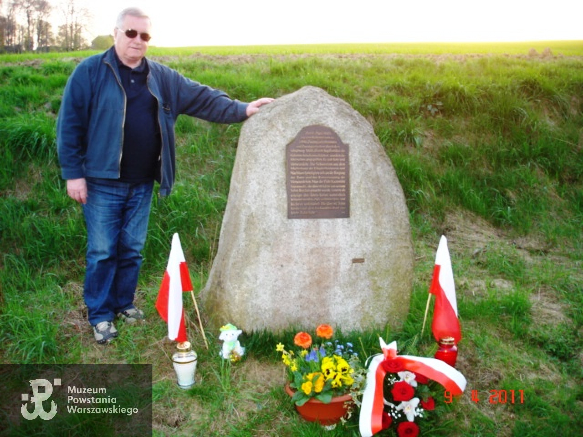 Miejsce nalotu przy Schuirweg w Essen, pamiątkowy kamień z tablicą informującą o nalocie z dnia 9.04.1945 roku, przy głazie syn poległego Kazimierza - Bogdan Soporowski.
