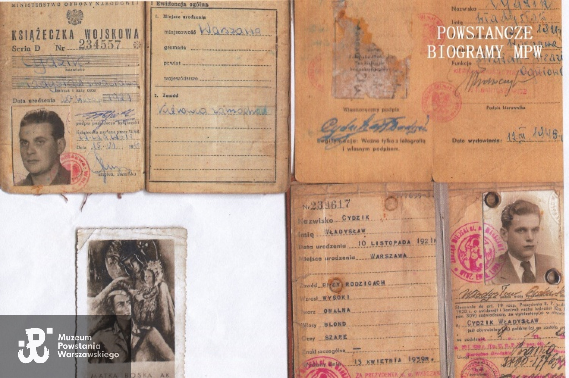 Legitymacje z archiwum rodzinnego. W lewym dolnym rogu obrazek "Matka Boska AK" autorstwa Ireny Pokrzywnickiej, wydrukowany w czasie Powstania Warszawskiego w 4 tys. egzemplarzy
