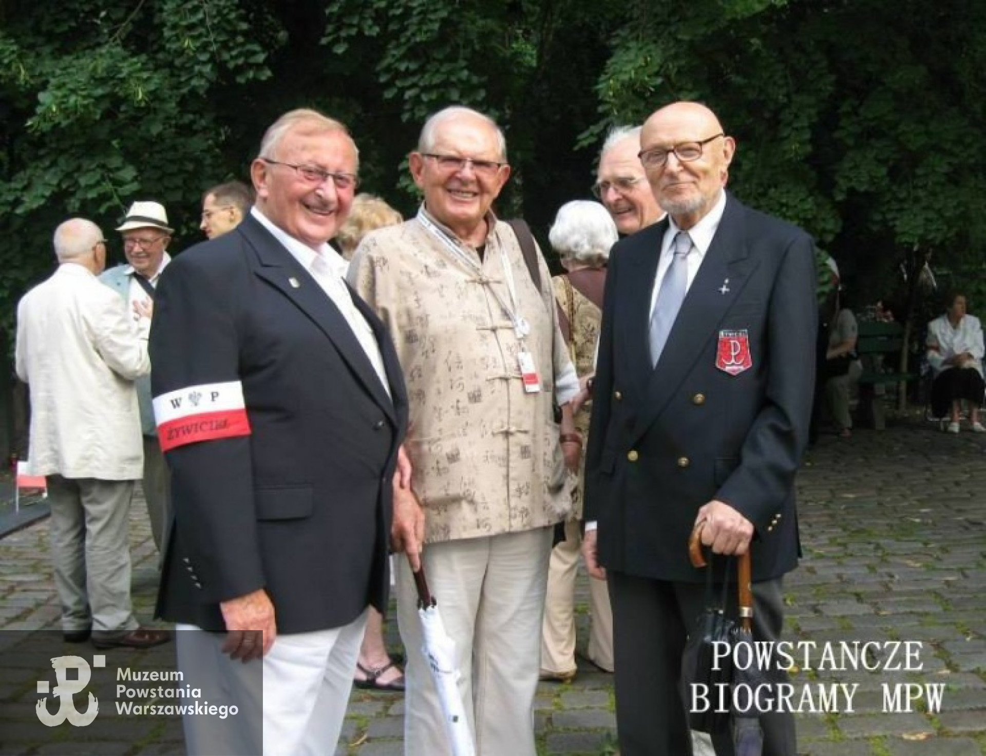 1 sierpnia 2014 roku - Cmentarz Wojskowy na Powązkach - kwatera "Żywiciela". Zbigniew Szydelski "Kit" (pierwszy po prawej), pierwszy z lewej - kolega ze szkoły i z oddziału - Sławomir Pocztarski ps. "Bóbr". Fot. udostępnione z archiwum prywatnego Sławomira Pocztarskiego.