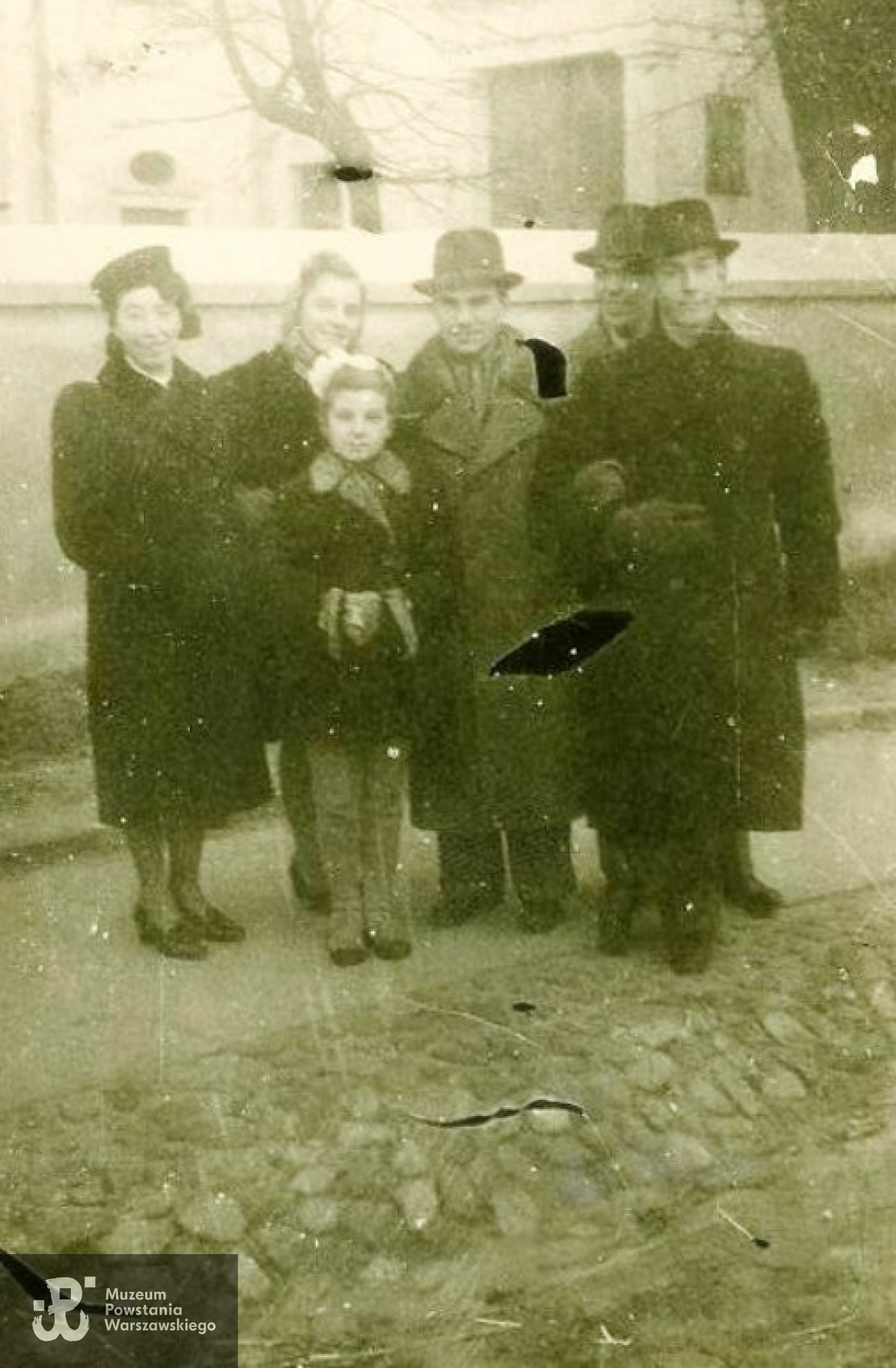 Od lewej: Antonina Świderska, Alicja Krajewska, przed nią Alina Świderska, obok Janusz i Tadeusz Makowscy i ostatni Wiesław Krajewski "Sem". Fot. archiwum rodzinne, materiały do Słownika Uczestników PW. Skan wykonano w MPW  w  2011 roku.