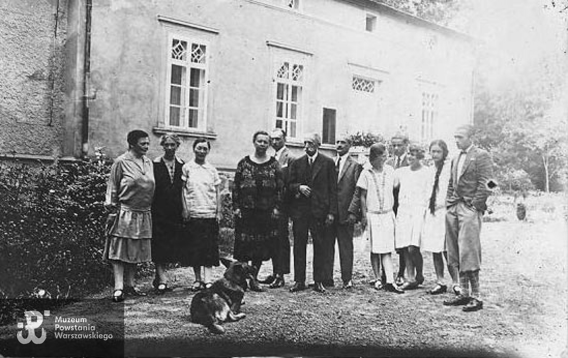 Rodzina Bülow; zdjęcie z roku 1927 wykonane w rodzinnym majątku. Henryk stoi piąty od lewej (bokiem w drugim rzędzie).