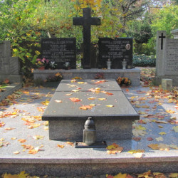 Cmentarz Ewangelicko-Augsburski w Warszawie, Aleja 23, rząd 1, grób 27 - grób rodzinny Teszów, Ilczaków, Szylków  i Peców 