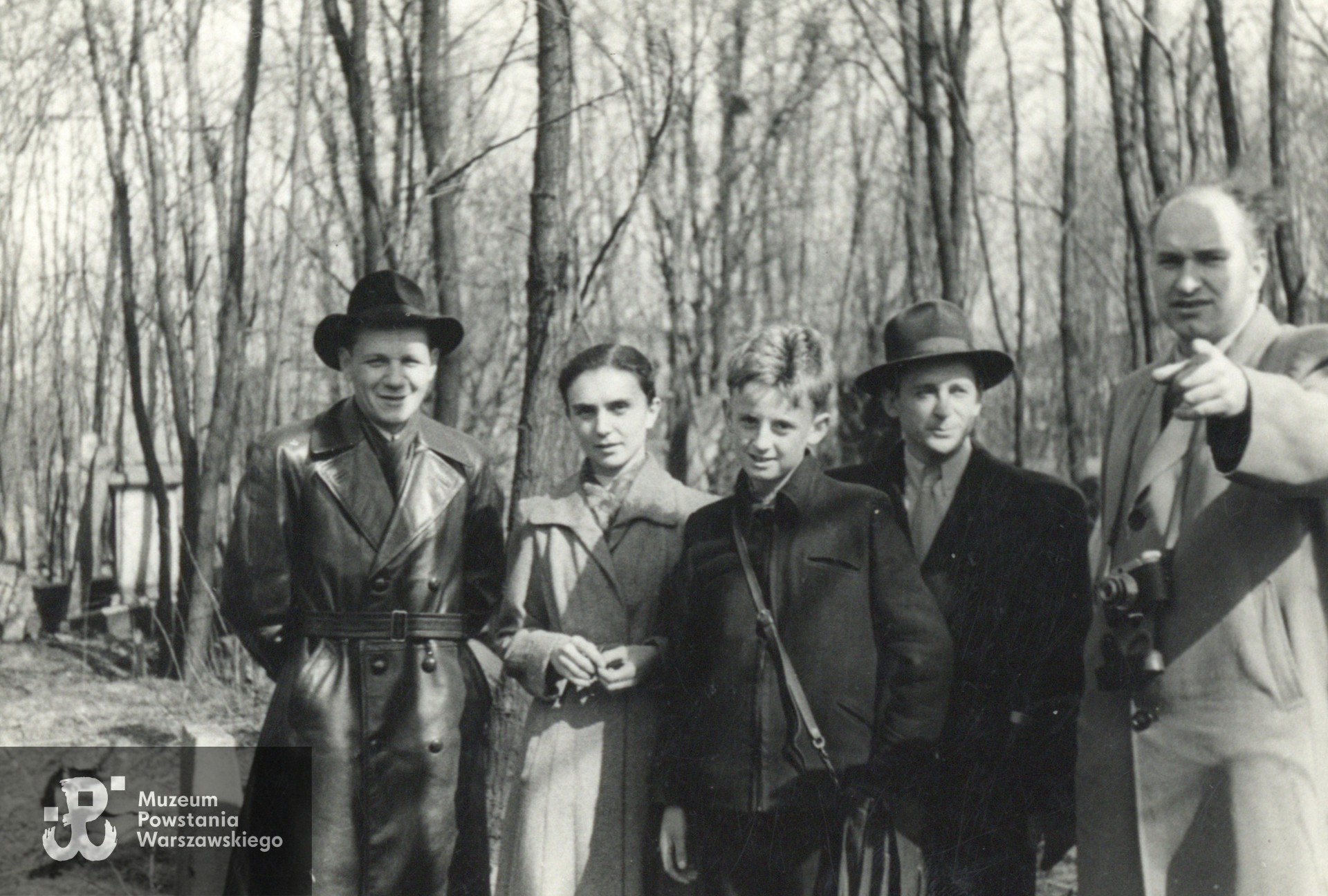 Spotkanie byłych żołnierzy batalionu Zośka na Cmentarzu Żydowskim w Warszawie przy ul. Okopowej, 1963 rok. Na zdjęciu od lewej: Jerzy Zalewski ps. Strzała, Anna Jakubowska "Paulinka" z synem,  a. Fot. ze zbiorów rodzinnych p. Ryszarda Zalewskiego. Skany wykonano w Muzeum Powstania Warszawskiego, 10/2025.